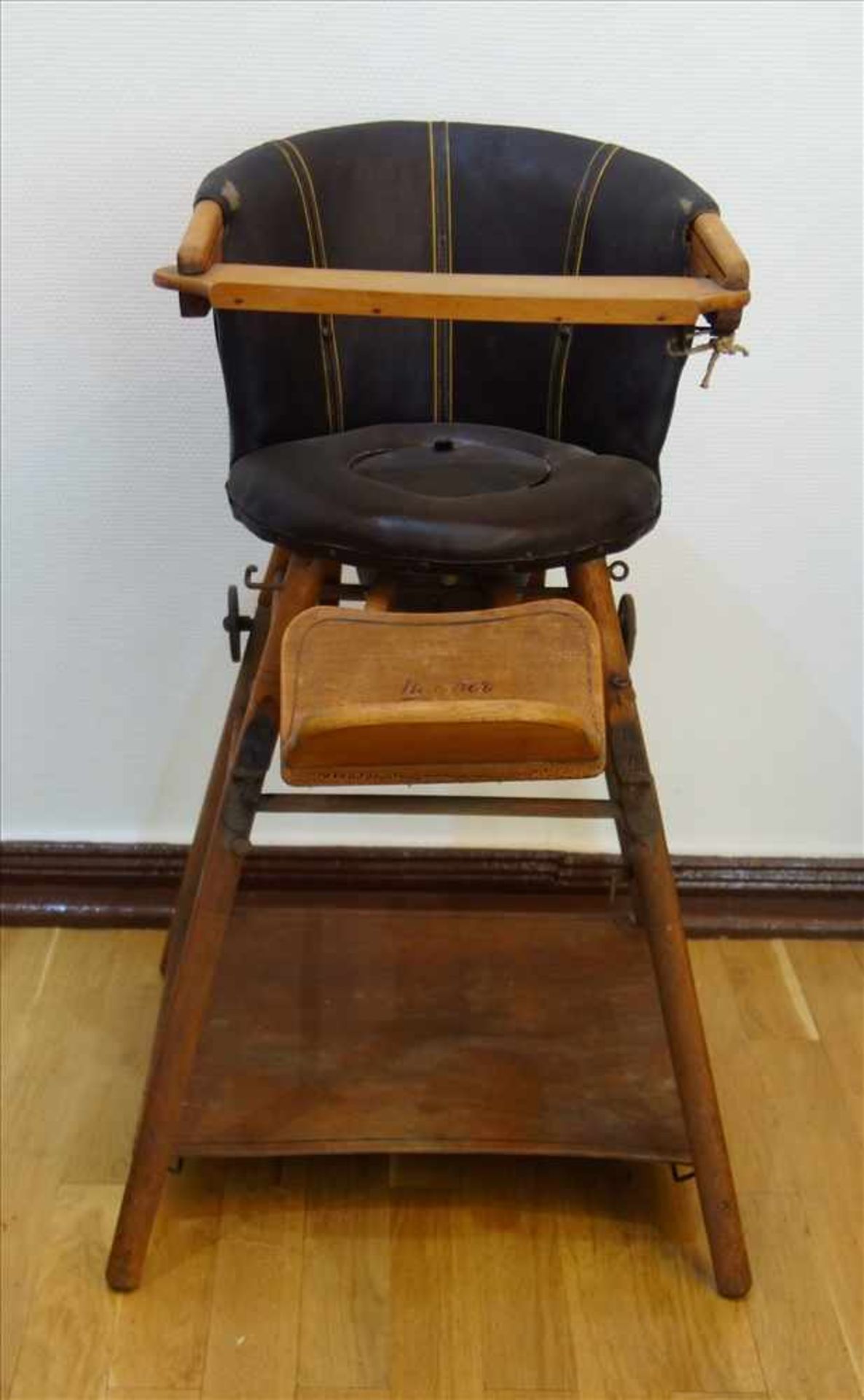 kombinierter Kinderstuhl, 30er Jahre, Holz/Leder, Rundhölzer, gerundeter Polsterstuhl, Tischchen mit - Bild 3 aus 3
