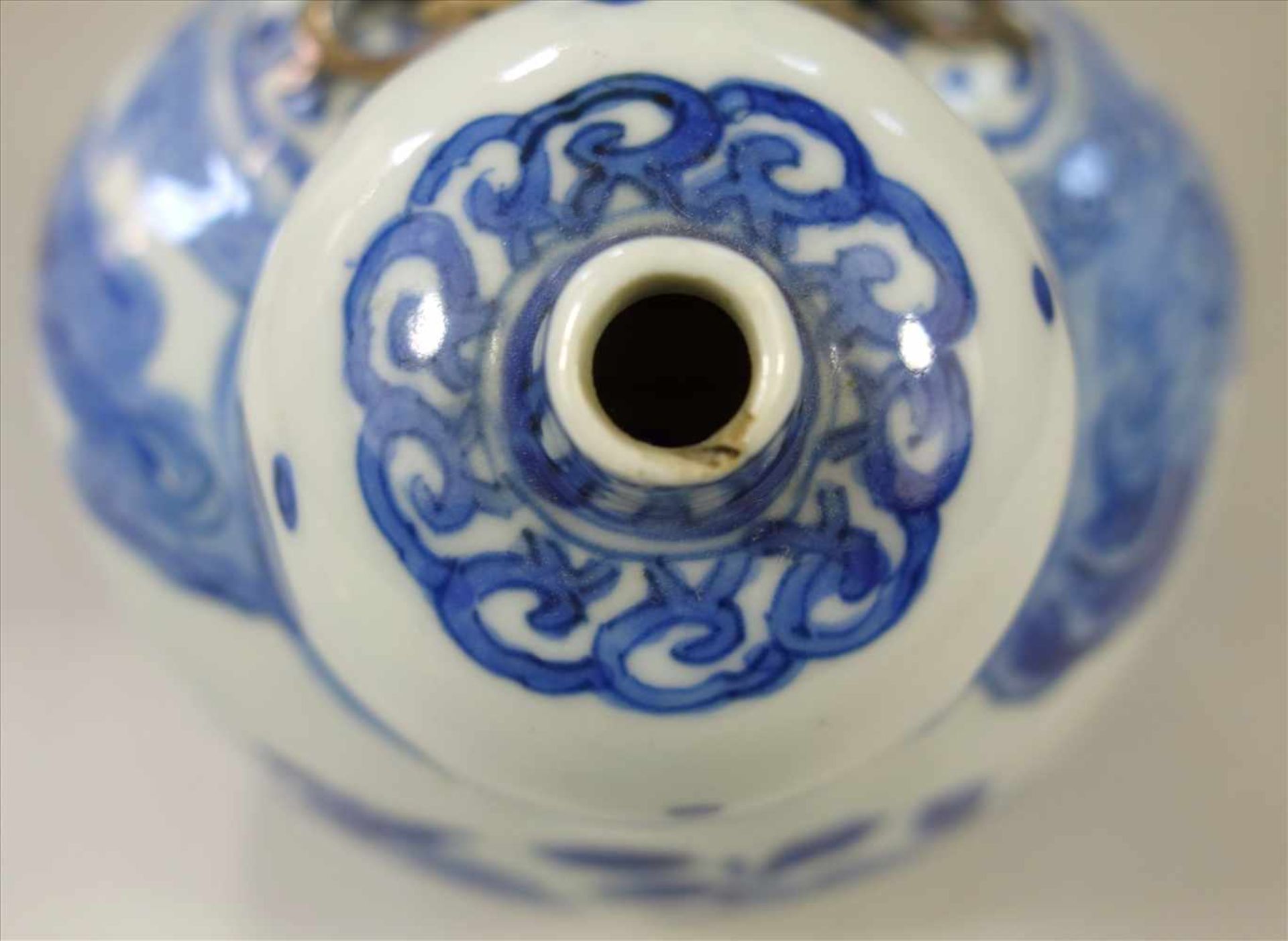 Kendi, wohl Ming, Wanli-Periode, China, 16./17.Jh., weißes Porzellan mit blauer Bemalung, vergoldete - Image 5 of 7