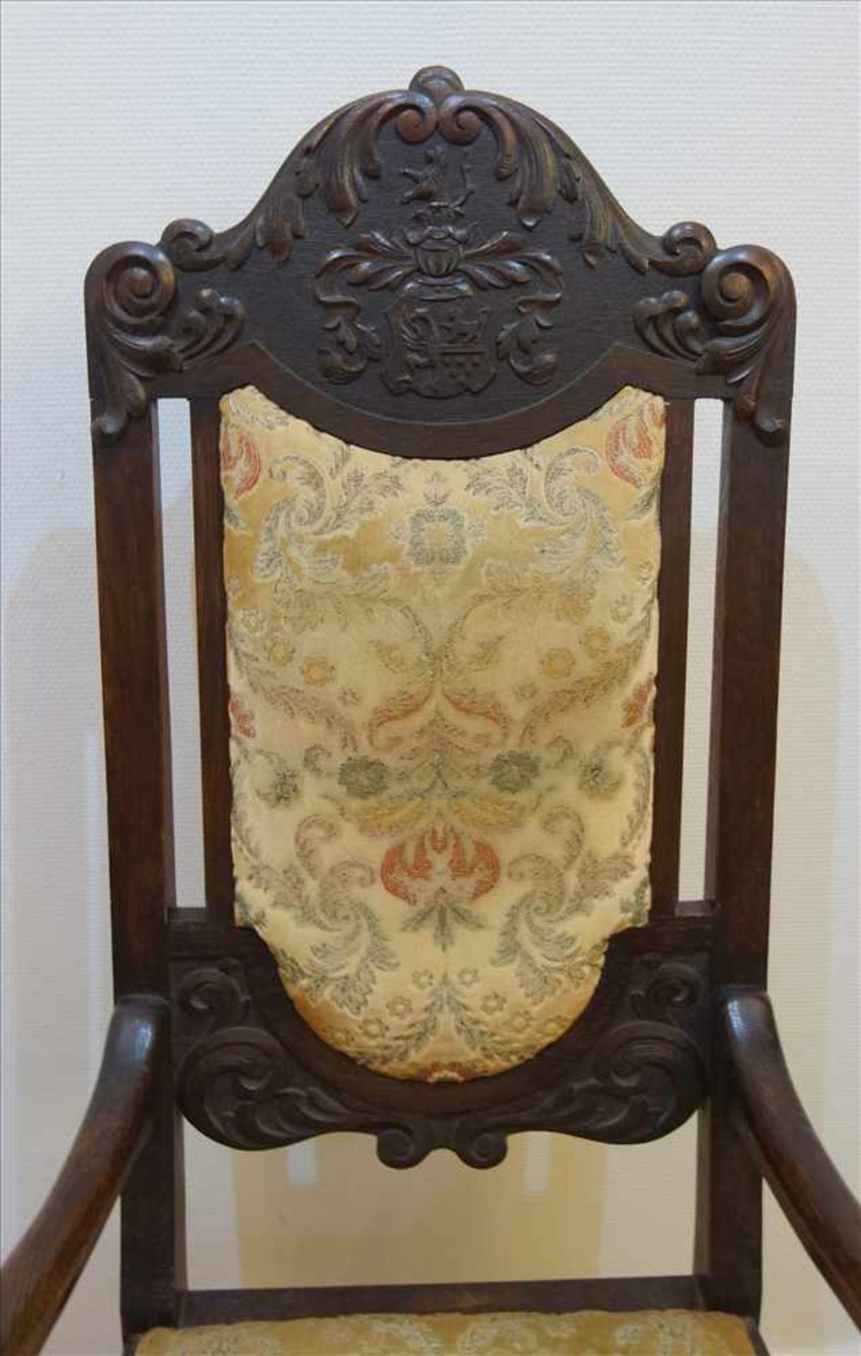 großer Armlehnstuhl, 30er Jahre, Eiche dkl., beschnitzte Lehne mit Wappenmotiv, Lehne und Sitzfläche - Bild 2 aus 2
