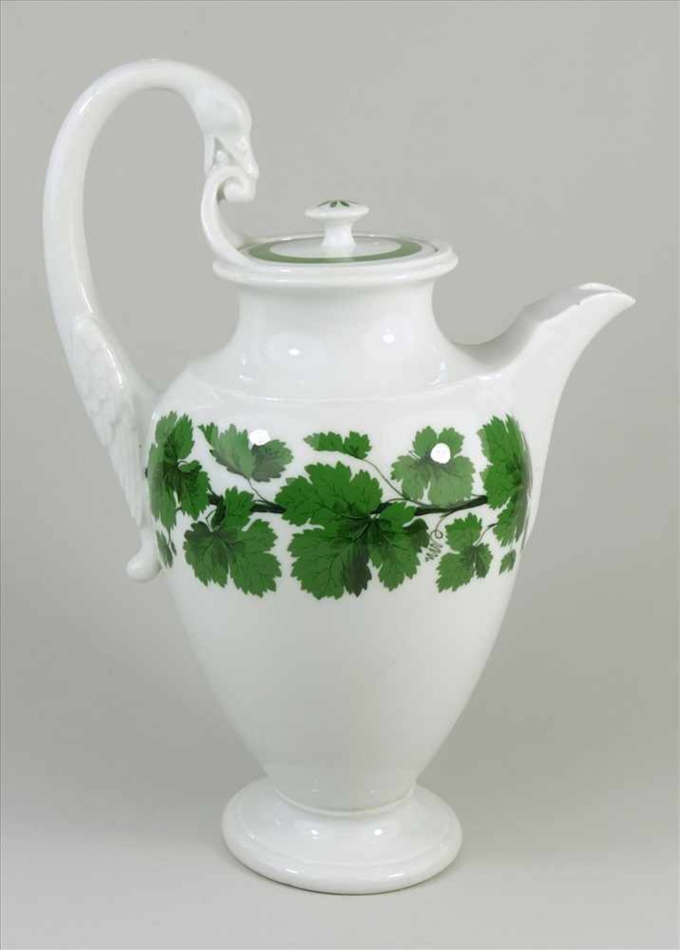 Kakaokanne, Meissen, Knaufzeit (ca.1815-1924), Weinlaub, hochgezogener Schwanenhalsausguss, Tülle