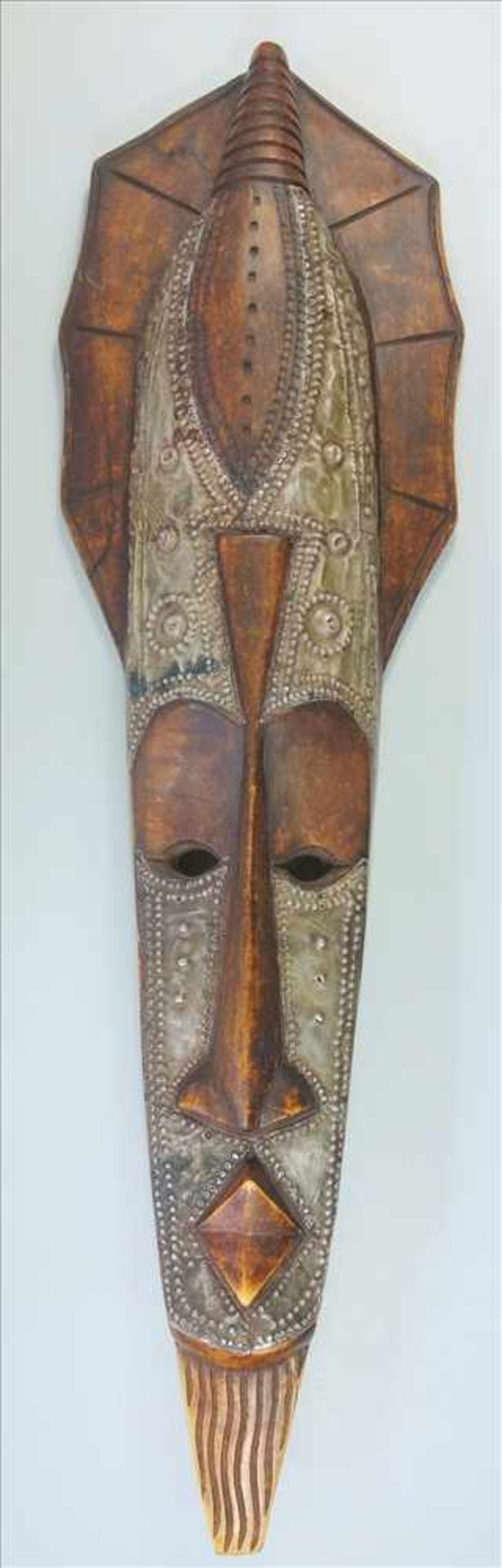 afrikanische Maske, wohl Xhosa, 20. Jh., Albesia-Holz mit Metallbeschlägen, H.67cm,