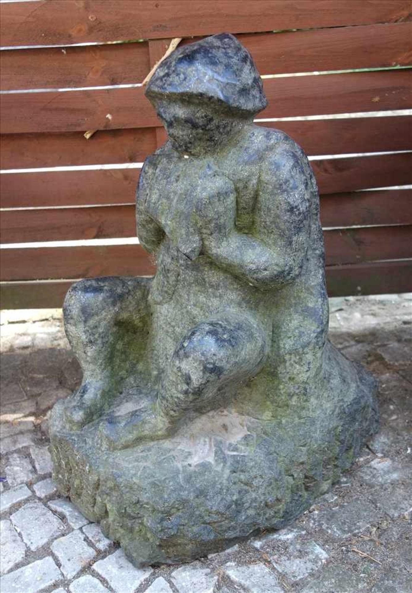 Figur "Sitzender Flötenspieler", schwarzer Granit, HBT 51*30*36cm, tlw.Moosablagerungen