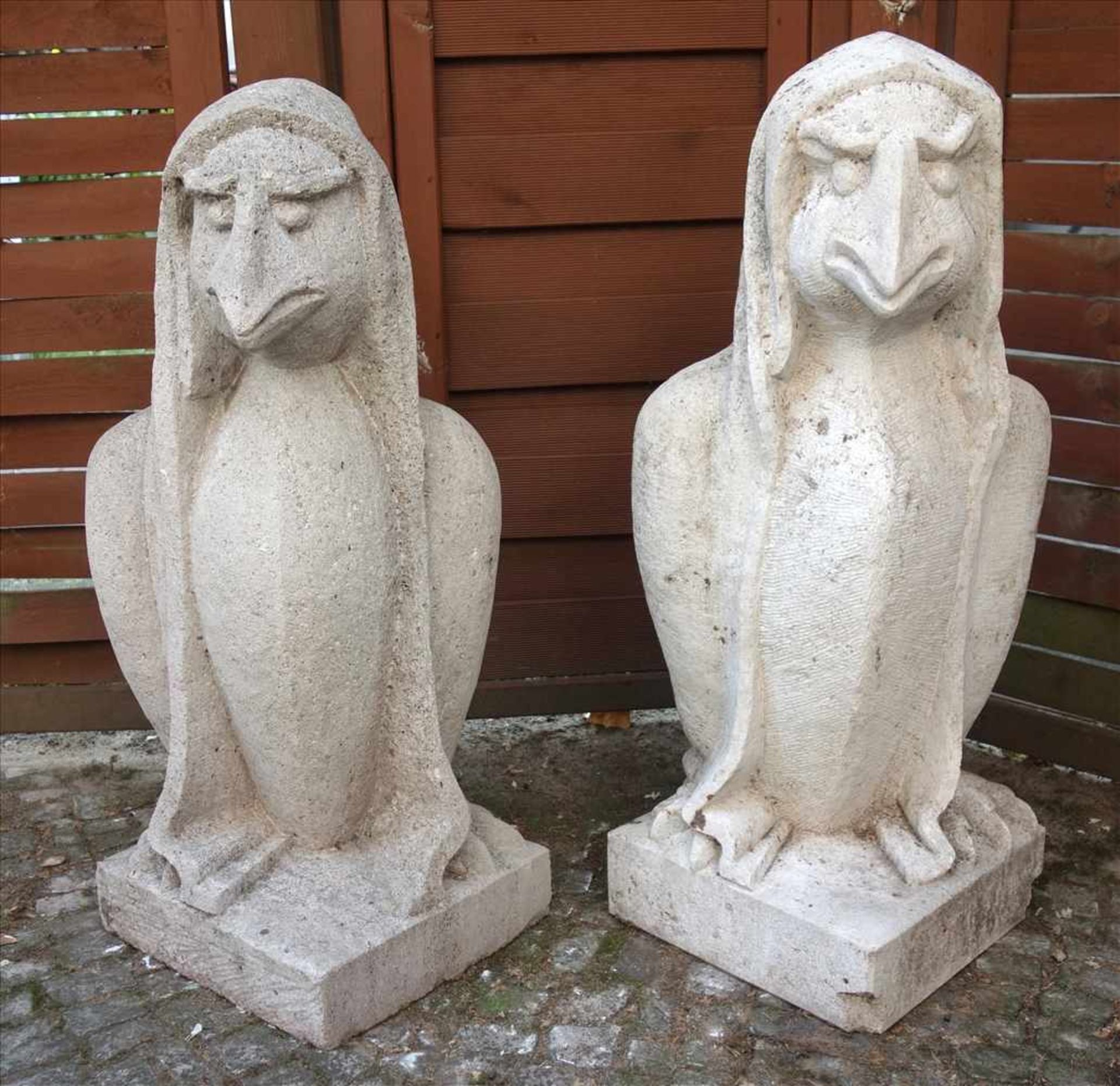 2 Figuren "Krähenvögel mit Umhang", Kalkstein, HBT 74*25*25cm, quadratischer Stand, Rückseiten