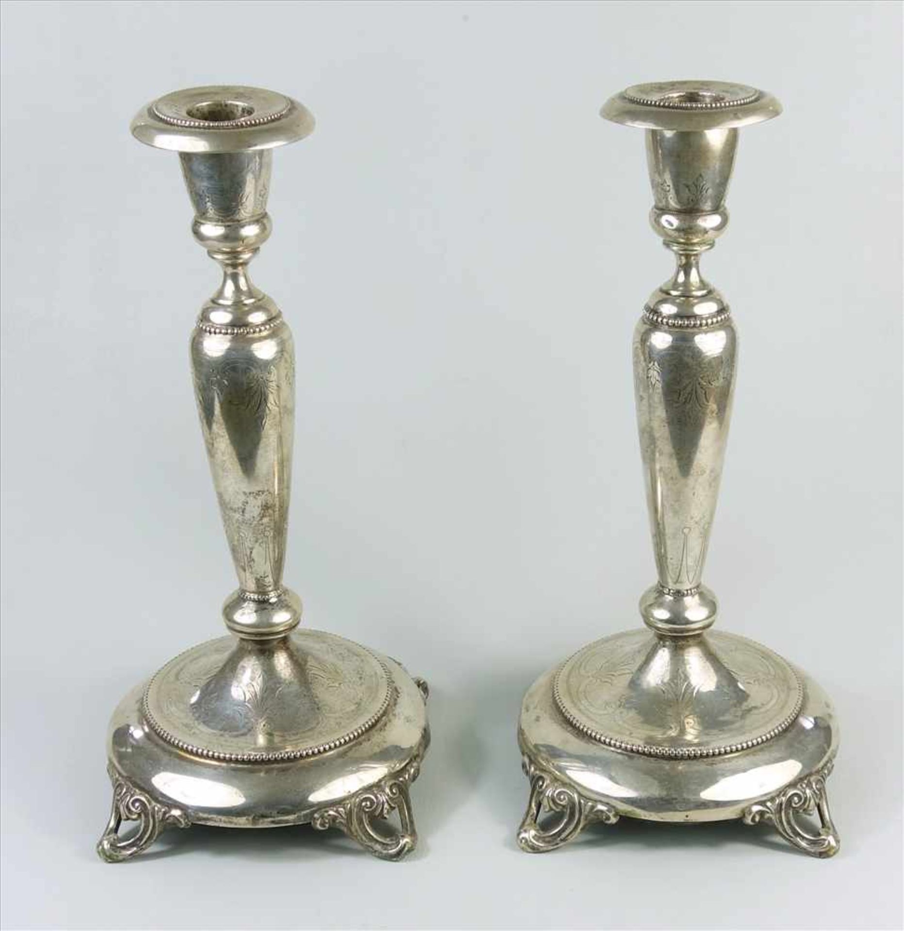 Paar Biedermeier- Kerzenleuchter, 12 Lot Silber, gewölbter Stand auf vier Füßen mit Rollwerkzier,