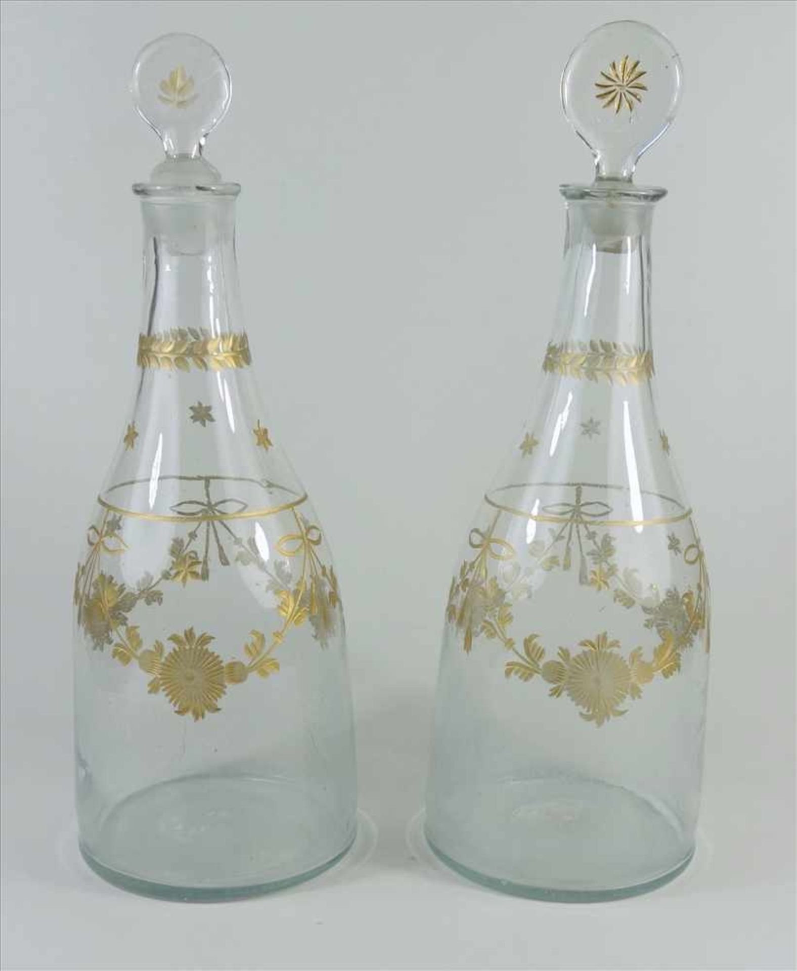 Paar Karaffen, Biedermeier, Böhmen, um 1850, Klarglas, umlaufend gravierte, vergoldete Blüten und