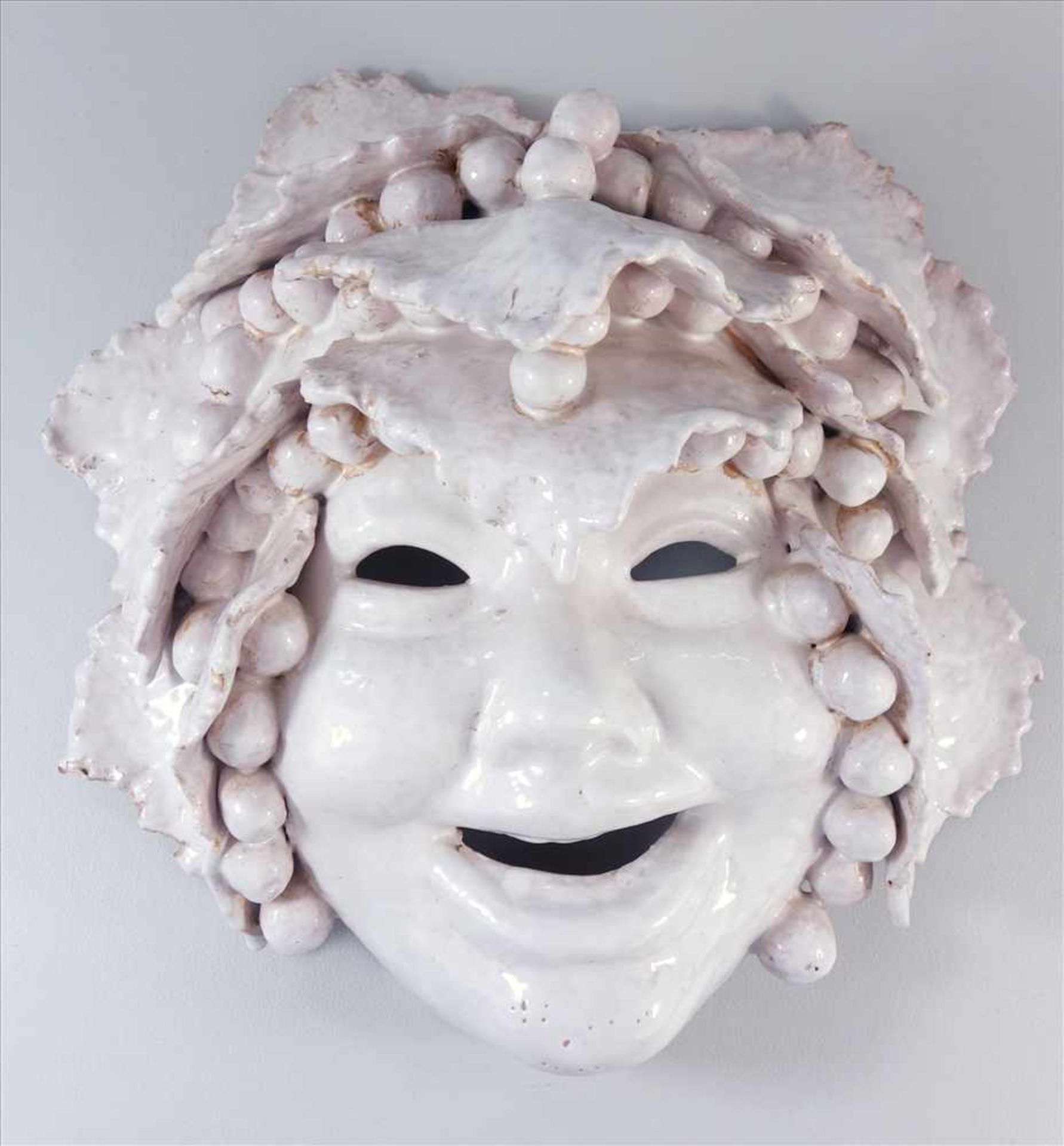 Bacchus Wandmaske, italienische Keramik, 2.Hälfte 20.Jh., handgefertigt Maske des Weingottes, weiß