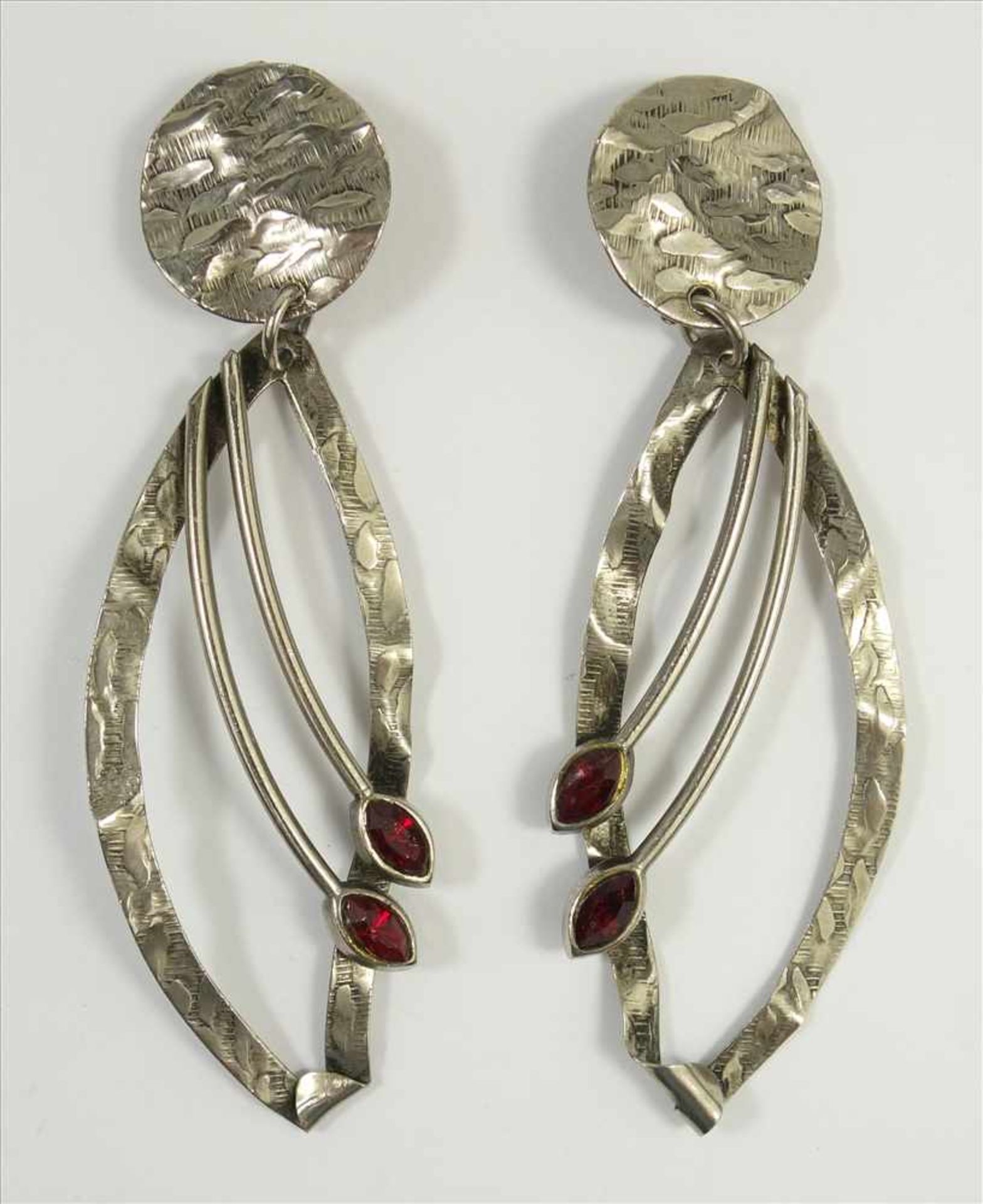 Paar lange Ohrclips, Metall, ziseliertes, gewelltes Metall mit jeweils 2 roten Steinen, Gesamt-L.9,