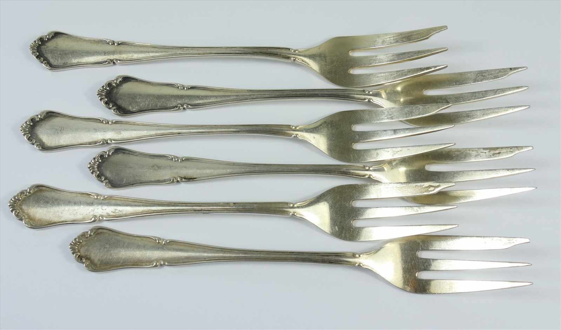 6 Kuchengabeln und 6 Kaffeelöffel, 800er Silber, Griff mit Rollwerkdekor, L. 13,5 und 15cm, Gew.