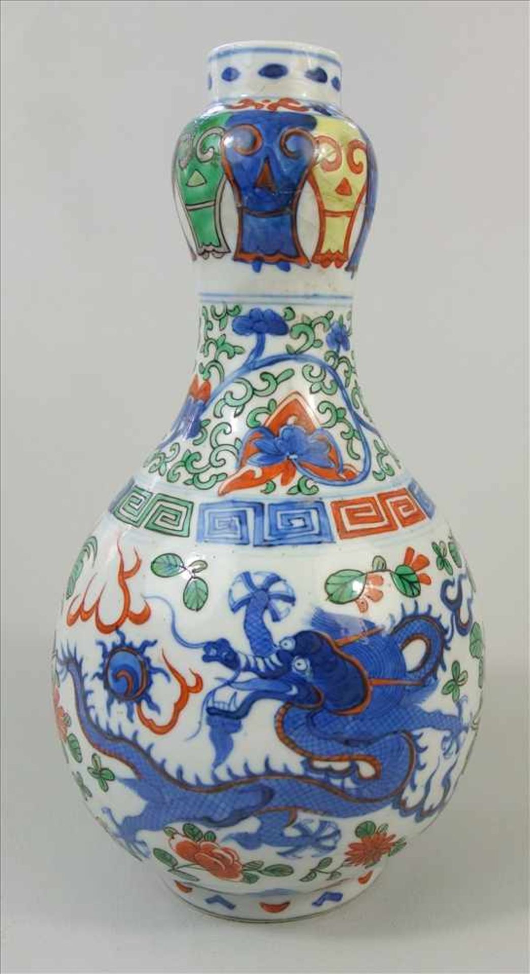 Wucai -Vase, Wanli - 6 - Zeichenmarke, Kalebassen-Form, weißes Porzellan mit Drachen-und Blumendekor - Image 3 of 6