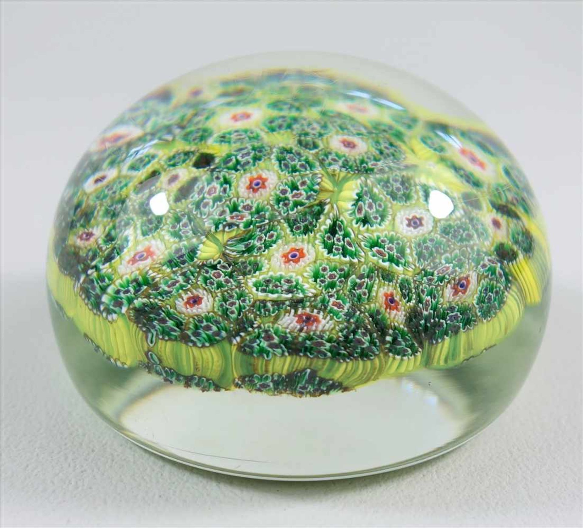 Millefiori-Paperweight, Frankreich, 19. Jh., zum Kreis angeordnete, feingliedrige Blüten, - Bild 2 aus 3