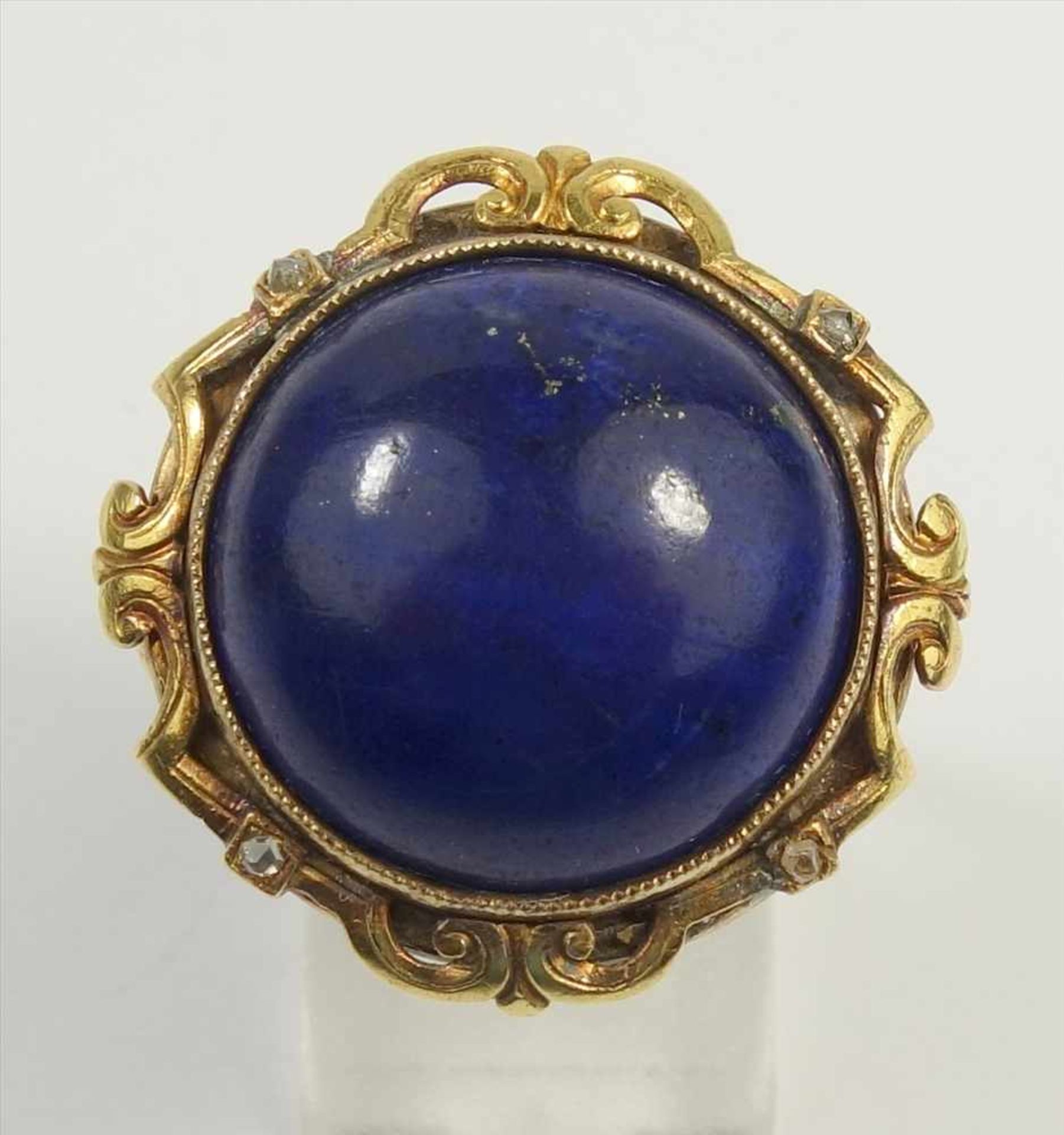 Ring mit Lapislazuli und 4 Diamantröschen, 585 Gold, um 1900, Gew,10,39g, runder Cabochon, D.ca.1, - Bild 2 aus 3