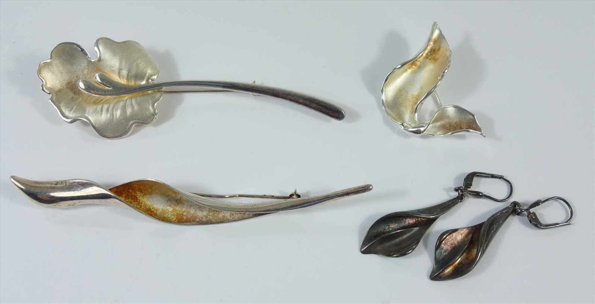 3 Blattbroschen und ein Paar Ohrhänger, 925er Silber, Gesamt-Gew.28,04g; Glanz- und Mattsilber,