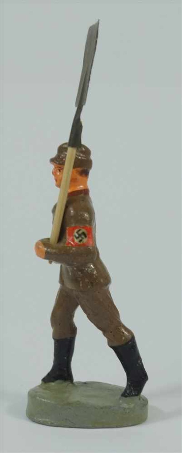 Figur Soldat, Reichsarbeitsdienst, II.WK, Soldat in Schrittstellung mit Armbinde und großem - Bild 2 aus 2