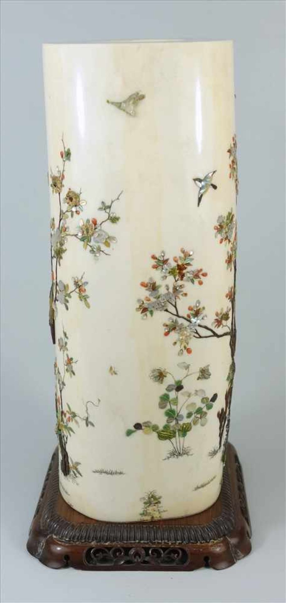 Shibayama-Vase, Japan, Meji-Zeit, um 1880, Elfenbeinsegment mit Reliefeinlagen aus Perlmutt, - Bild 4 aus 7