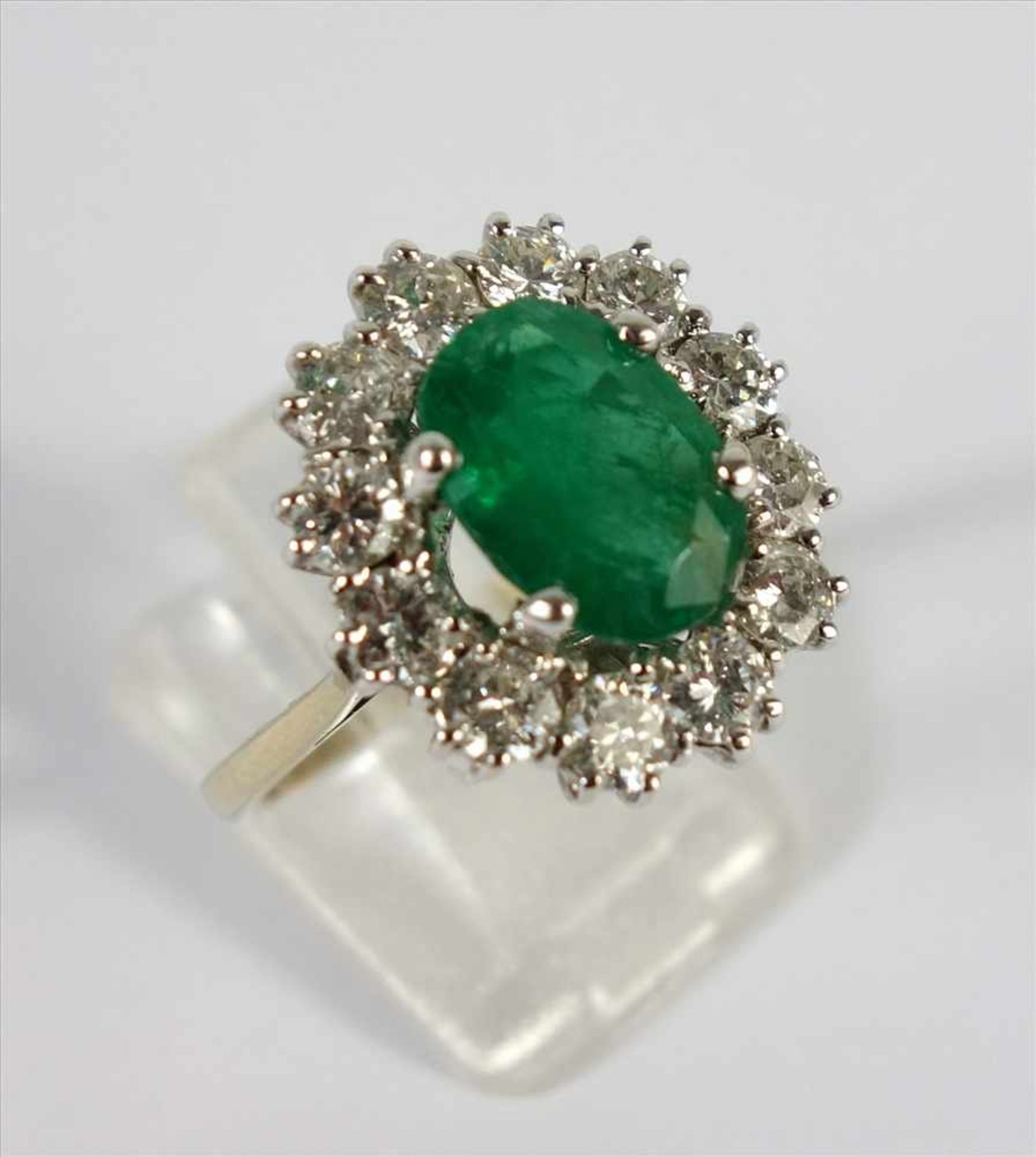 Smaragd-Dia.-Brillant-Ring, 750er Gold, Gew.6,56g, ovaler, facettierter Smaragd, leicht getrübt (