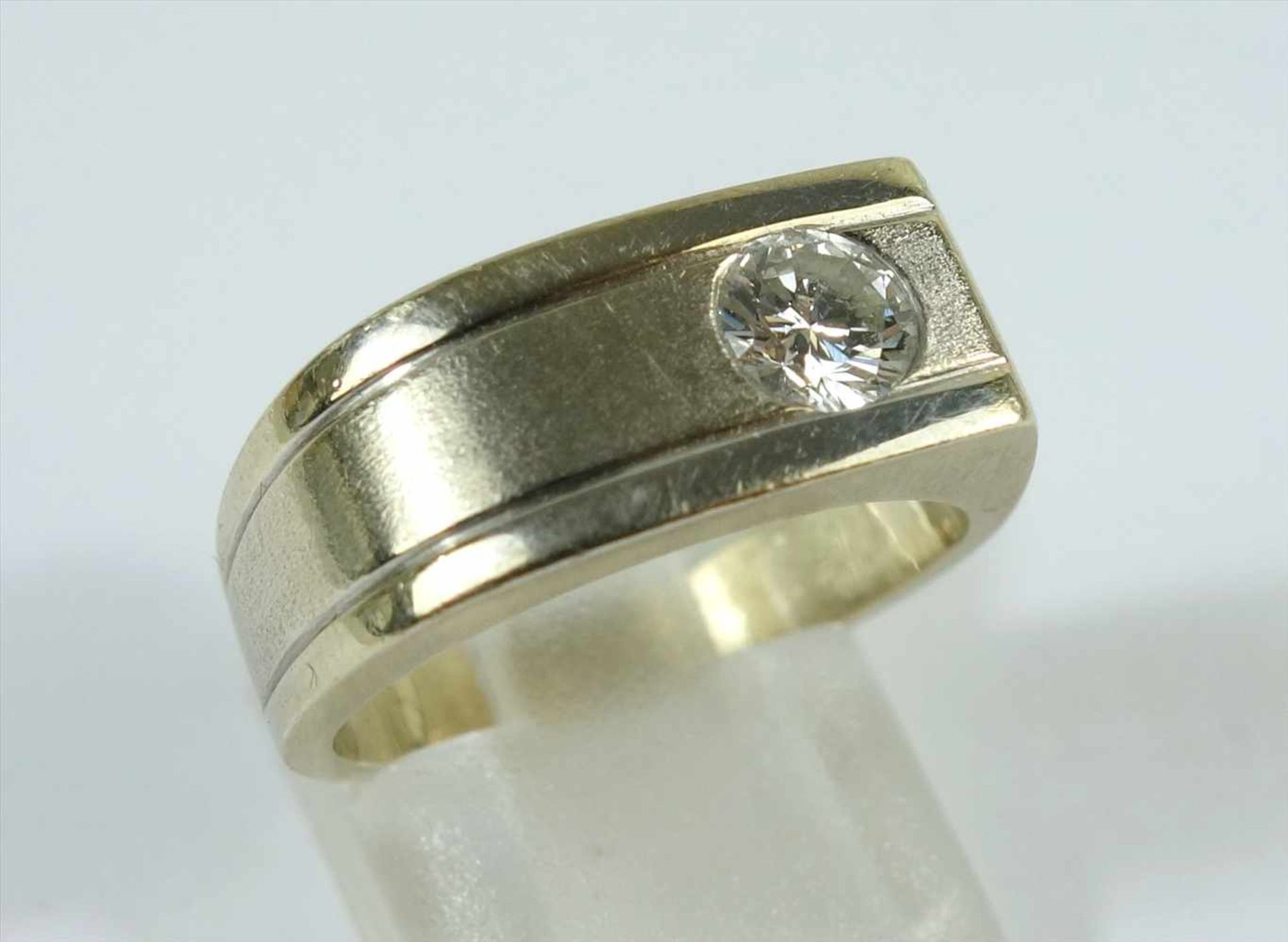 Solitaire-Ring, 585er Weißgold, Gew.9,15g, seitl. in Ringschiene gefasster Dia.-Brill., ca.0,54ct,