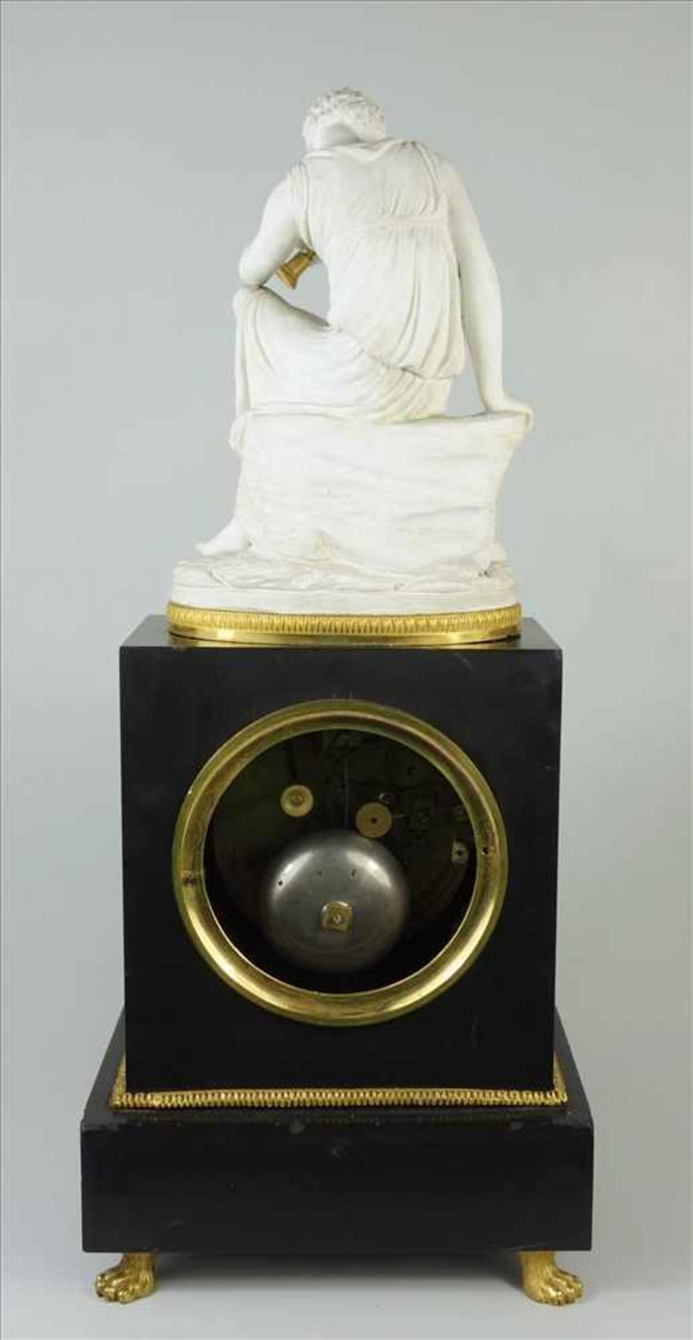 Figürliche Empire-Pendule, Frankreich um 1800, gestuftes, schwarzes Marmorgehäuse auf vier - Image 4 of 6