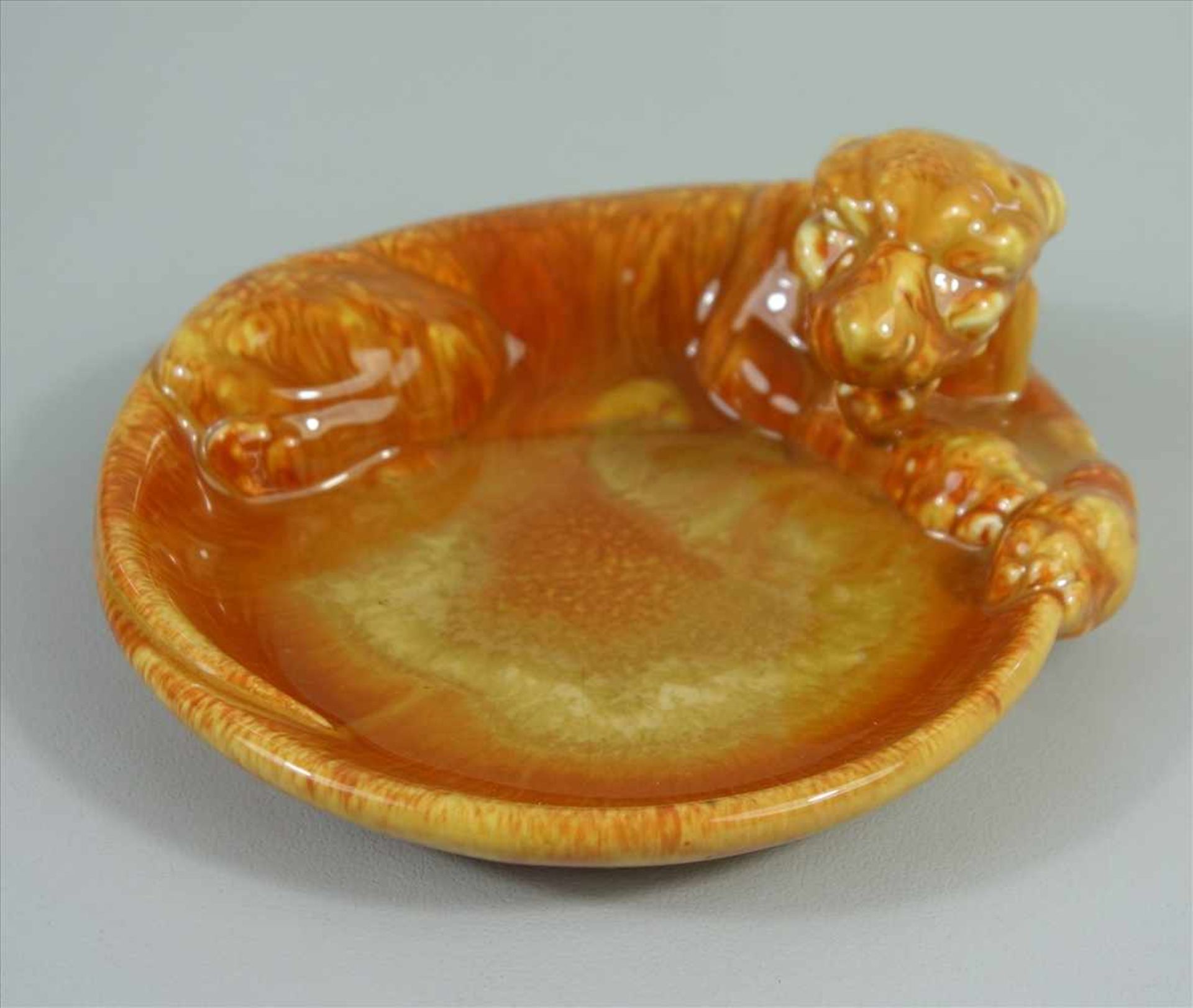 Schale mit Raubkatze, Jugendstil, braun-orange Verlaufsglasur, liegendes Raubtier, ein Schale