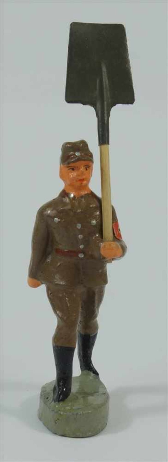 Figur Soldat, Reichsarbeitsdienst, II.WK, Soldat in Schrittstellung mit Armbinde und großem
