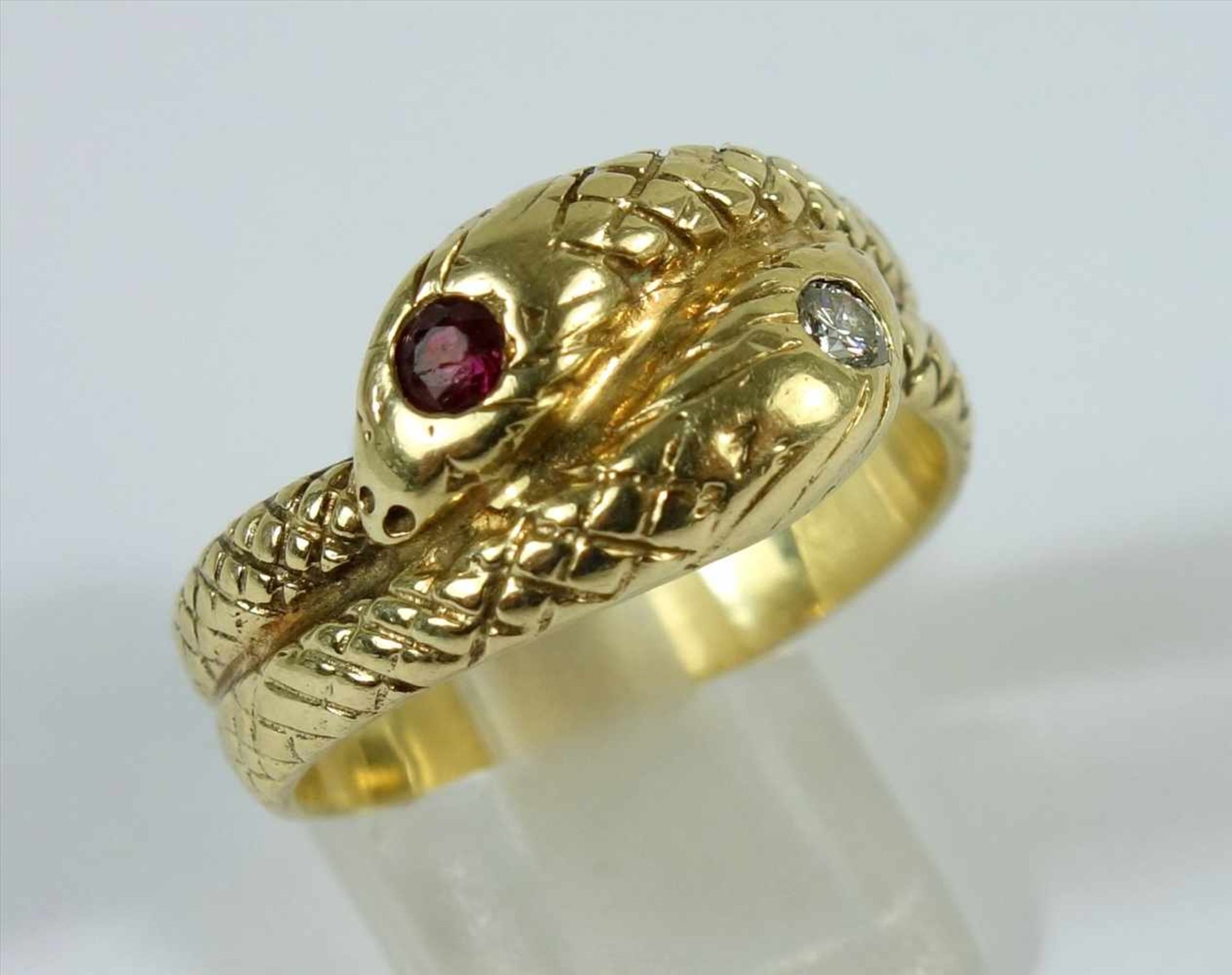 Schlangen-Ring mit Brillant und Rubin, 585er Gelbgold, Gew.10,63g, sich windende, zweiköpfige