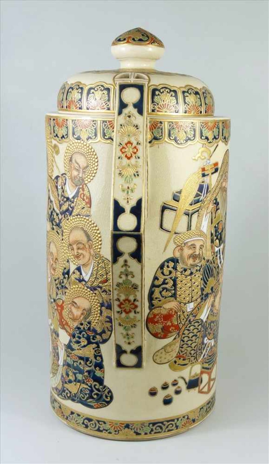 außergewöhnliches Satsuma- Deckelgefäß, Meji-Zeit, um 1900, Feinsteinzeug, zylindrischer Korpus - Bild 4 aus 7