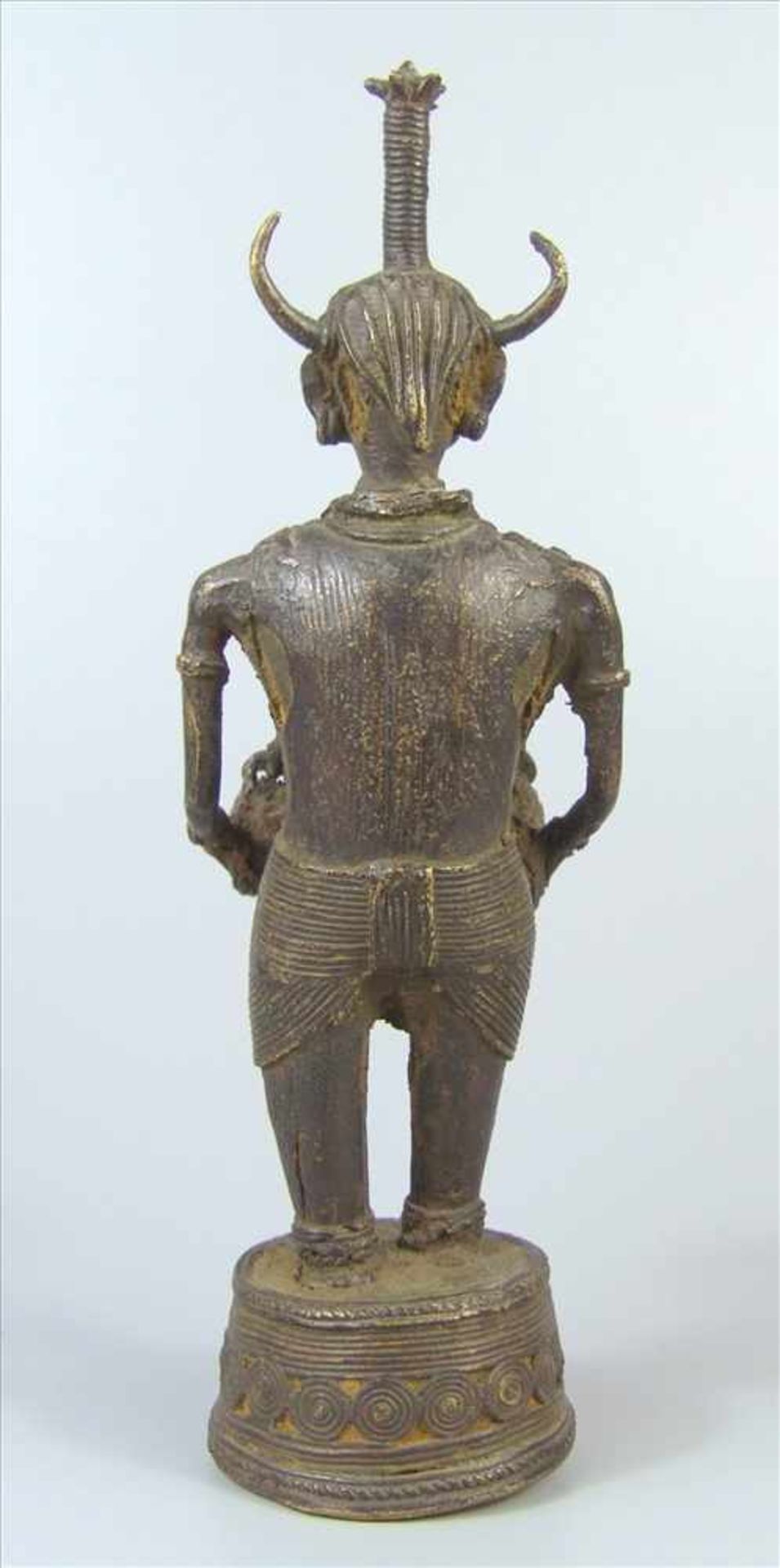 Bastar-Bronze in Form eines Trommlers mit dem Kopf einer Gottheit, Indien um 1900, Gelbguss in - Bild 2 aus 3