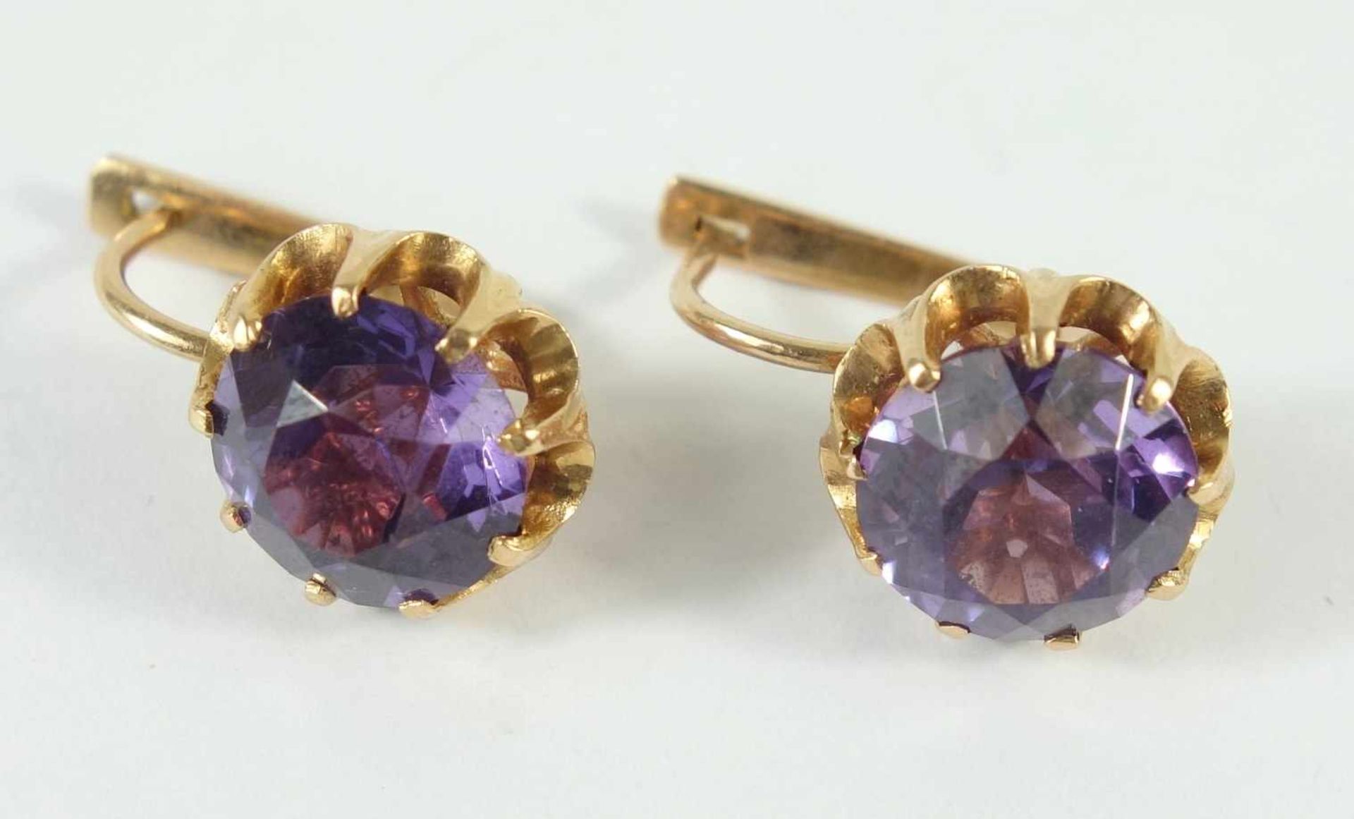 Paar Amethyst-Ohrringe, 583er Rotgold, Gew.8,12g, runde, facettierte Steine in Krappenfassung,