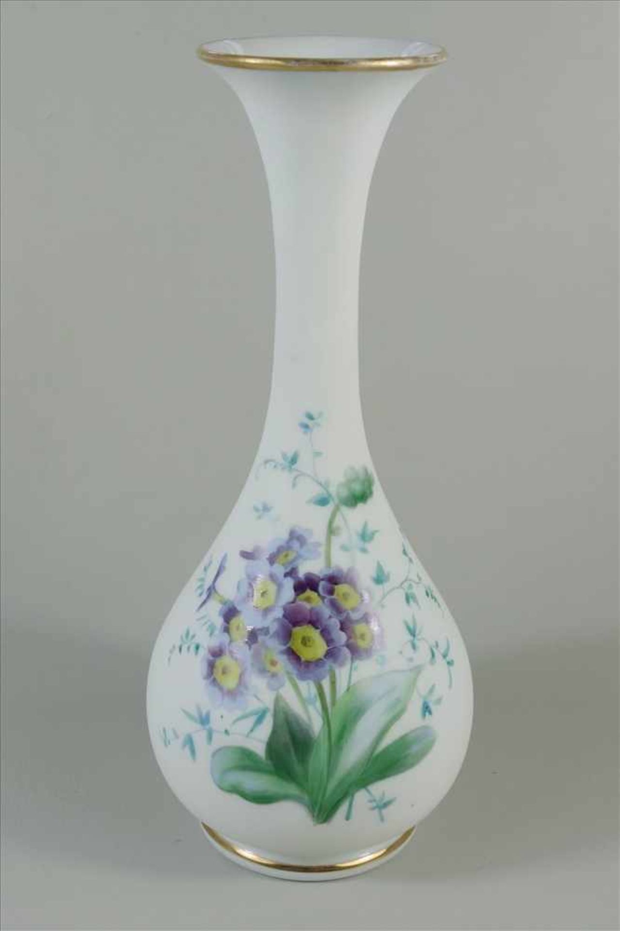 Vase mit floraler Malerei, Milchglas, um 1930, Stand mit Abriss, Keulenform, Goldrand, H.27cm