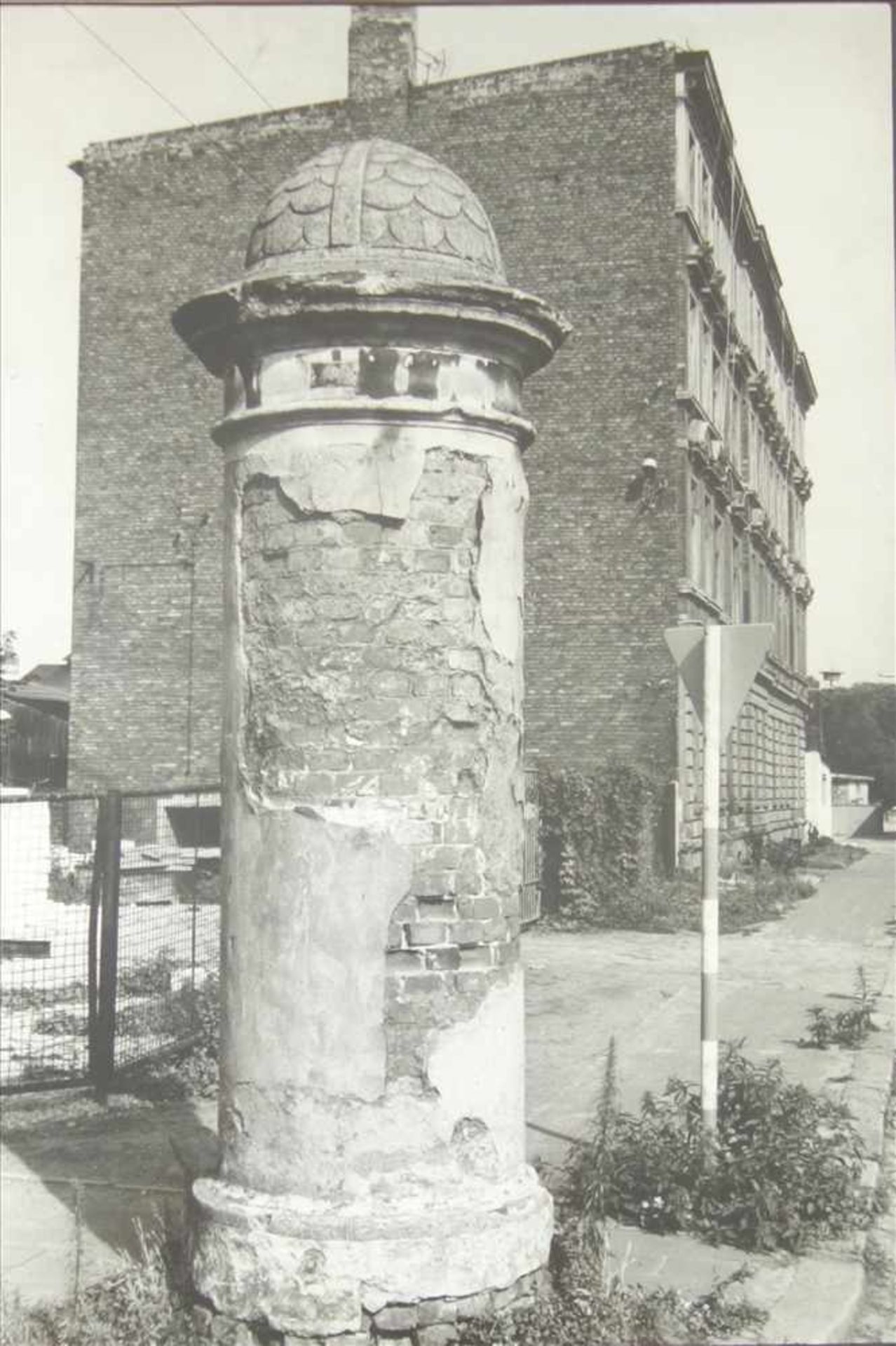 SW-Fotografie "Ruinöse Litfaßsäule", 1970er Jahre, HB 38,3*26,3cm, verglast gerahmt auf grünem