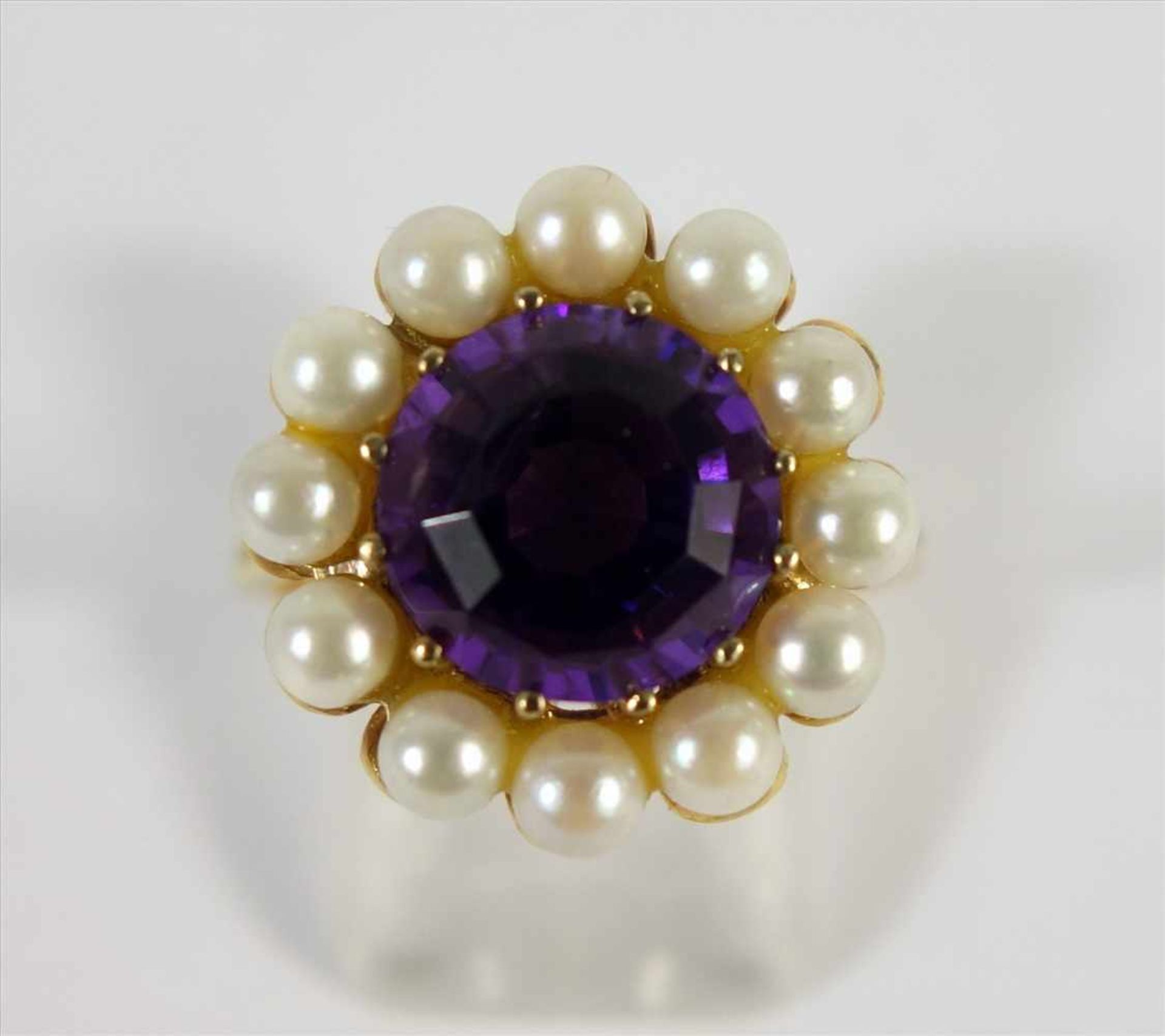 Ring mit Amethyst und 12 Perlen, 585er Gold, Gew.5,59g, runder, facettierter Amethyst, umrahmt von - Bild 2 aus 2
