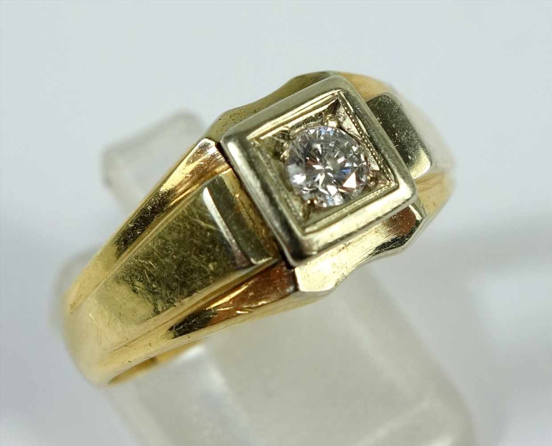 Brillant-Ring, 750er Gold, Gew.6,36g, Brill., ca.0,20ct, eckiger Ringkopf in breiter werdender