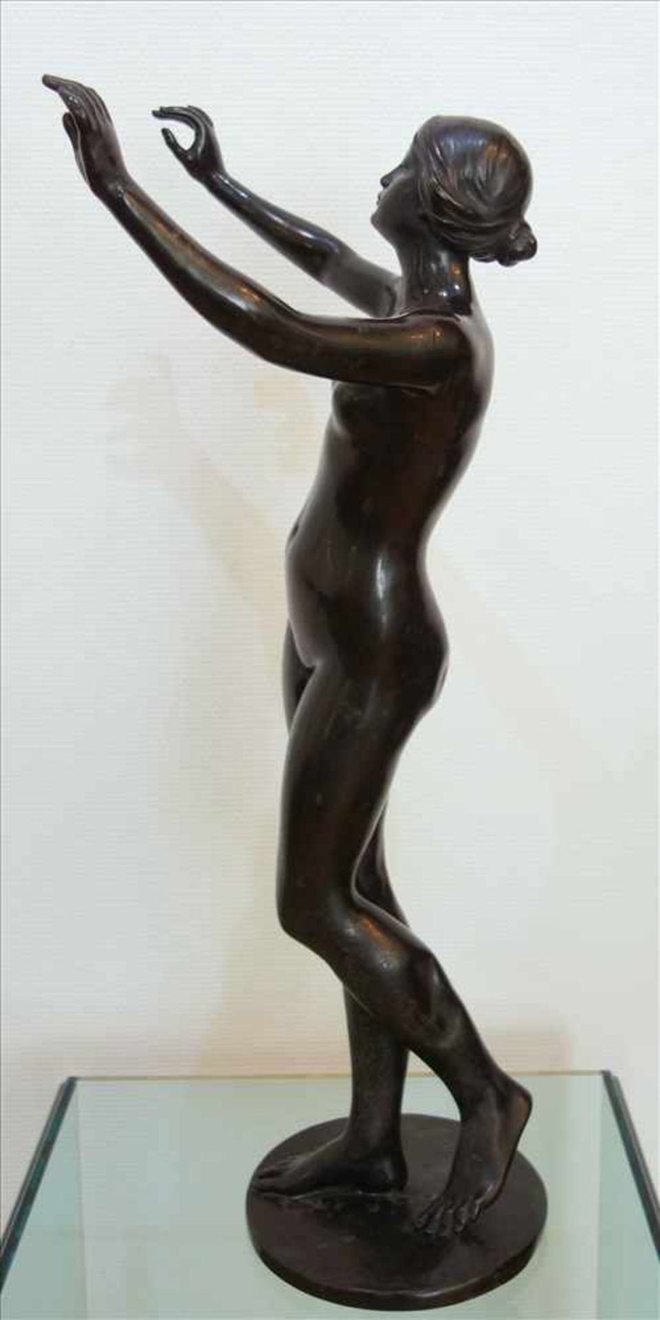 Eugen Schlipf (1869 Buchau/Württemberg - 1943 Stuttgart) "Große Schalmeienbläserin", Bronze, - Bild 4 aus 9