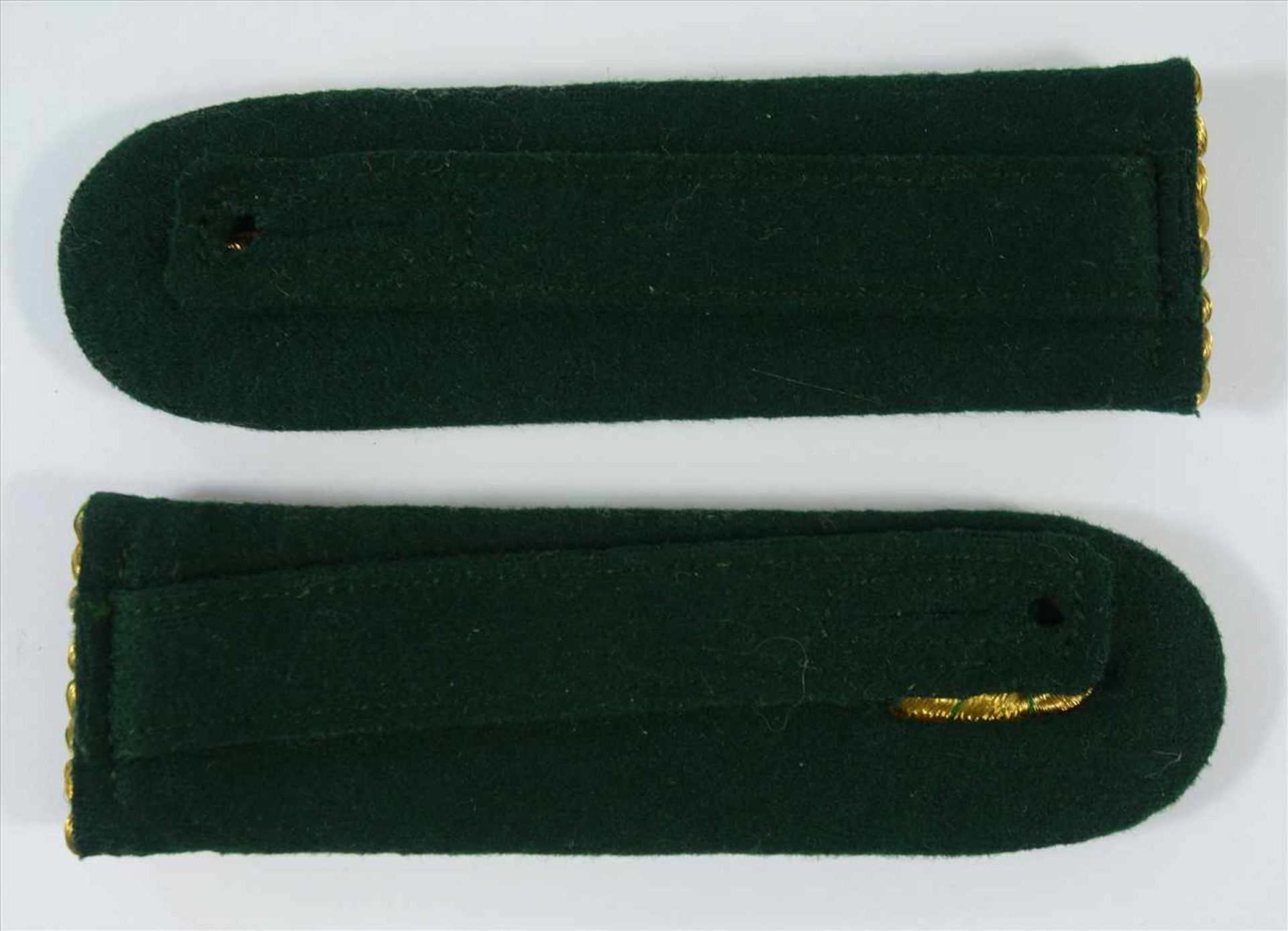Paar Schulterklappen und Soldatenporträtffoto, Preußen, gold mit grünen Bändern, 2 Sterne, bekröntes - Bild 2 aus 2