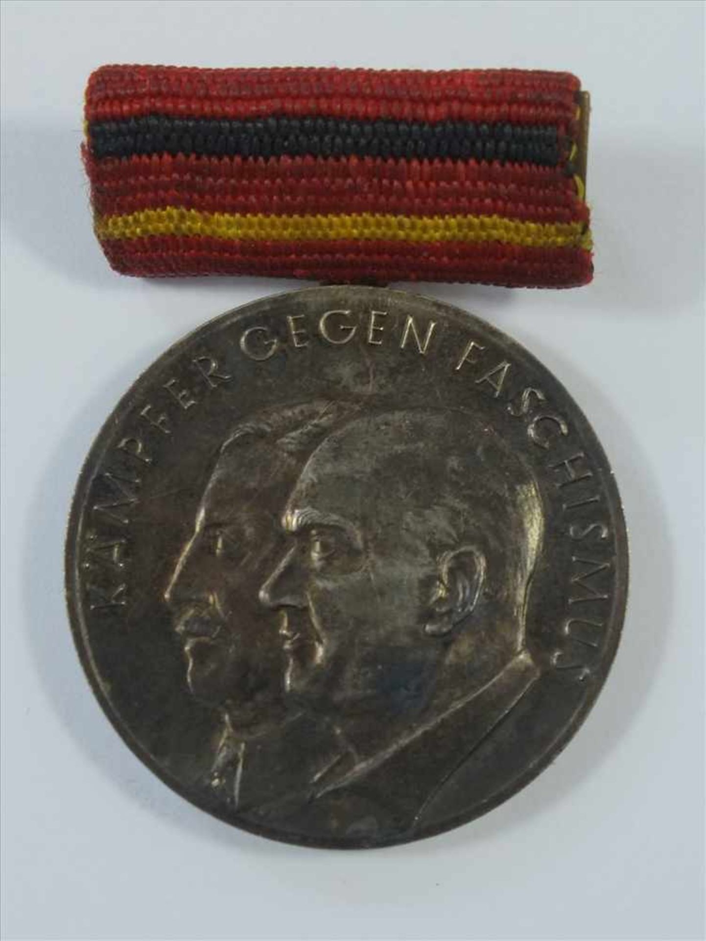 Medaille für Kämpfer gegen den Faschismus 1933 bis 1945, staatliche Auszeichnung der DDR vor 1959, - Bild 2 aus 3