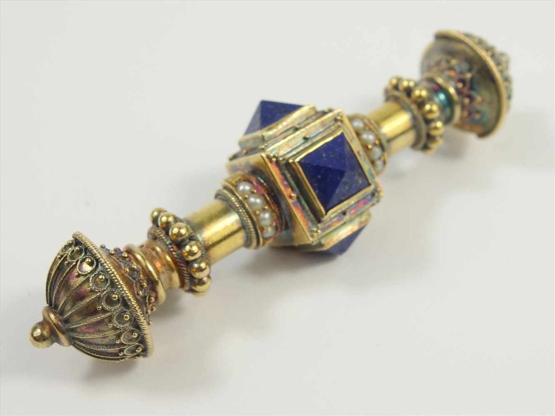 Brosche mit Lapislazuli und Saatperlen, 585 Gold, um 1880, Gew.13,46g, verzierte Stabform mit 3 - Bild 2 aus 2