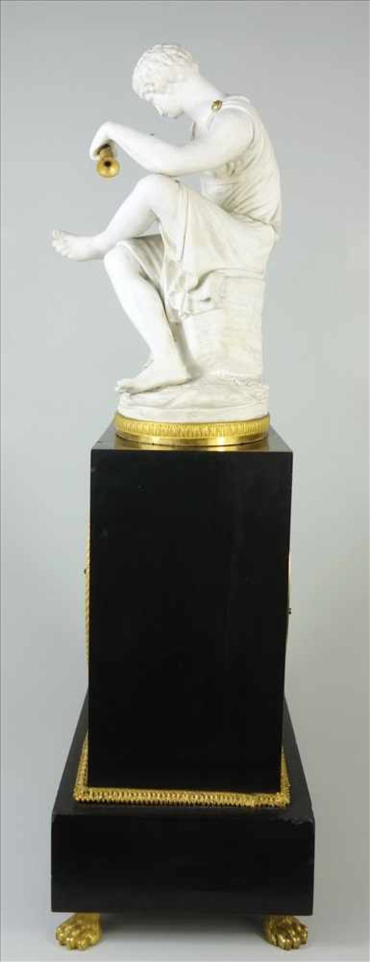Figürliche Empire-Pendule, Frankreich um 1800, gestuftes, schwarzes Marmorgehäuse auf vier - Image 5 of 6