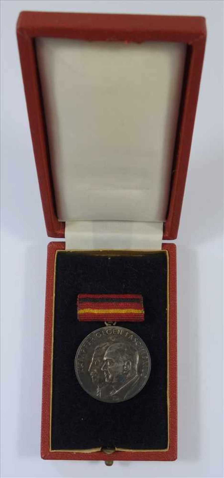 Medaille für Kämpfer gegen den Faschismus 1933 bis 1945, staatliche Auszeichnung der DDR vor 1959,