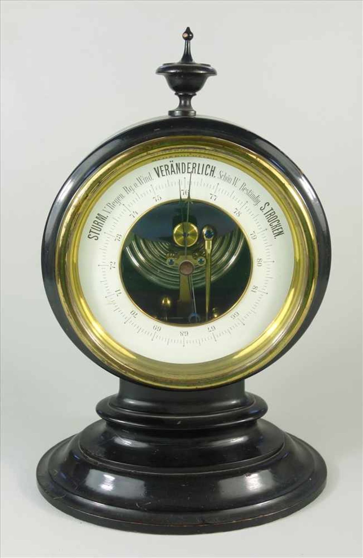 Tisch-Barometer, um 1880, ebonisierter Holzkorpus, getreppter ovaler Stand, rundes Gehäuse, dt.