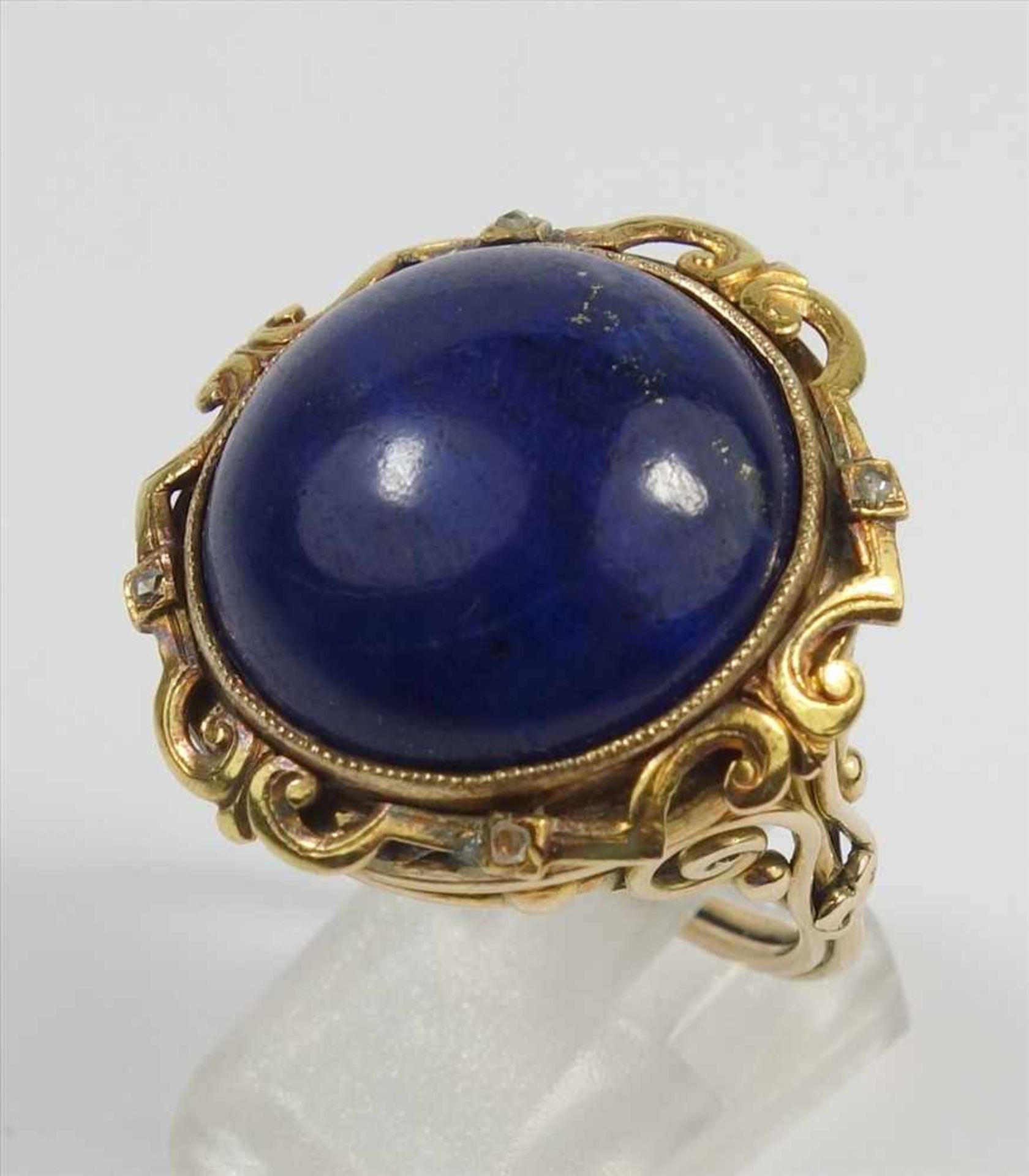 Ring mit Lapislazuli und 4 Diamantröschen, 585 Gold, um 1900, Gew,10,39g, runder Cabochon, D.ca.1,