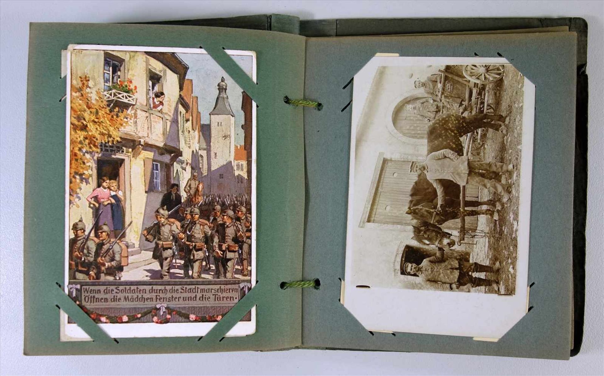 44 Ansichtskarten, I.WK, in patriotischem Steckalbum, ca.1914-1918; überw.gelaufen, farbige und sw - Image 3 of 4