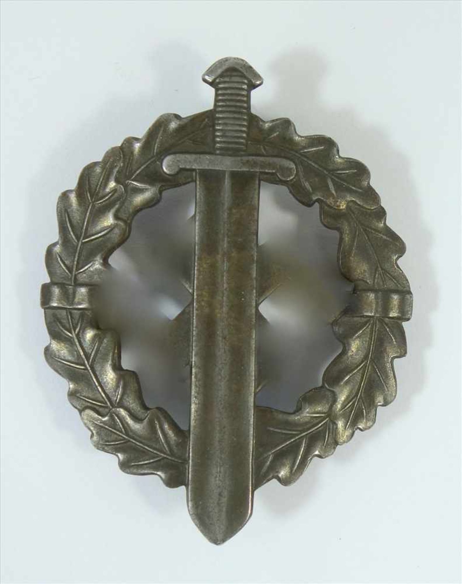 SA-Sportabzeichen in Bronze, II.WK, 1935-1939, Typ 2, Eisen, bronziert, rückseitig mit Stempel "