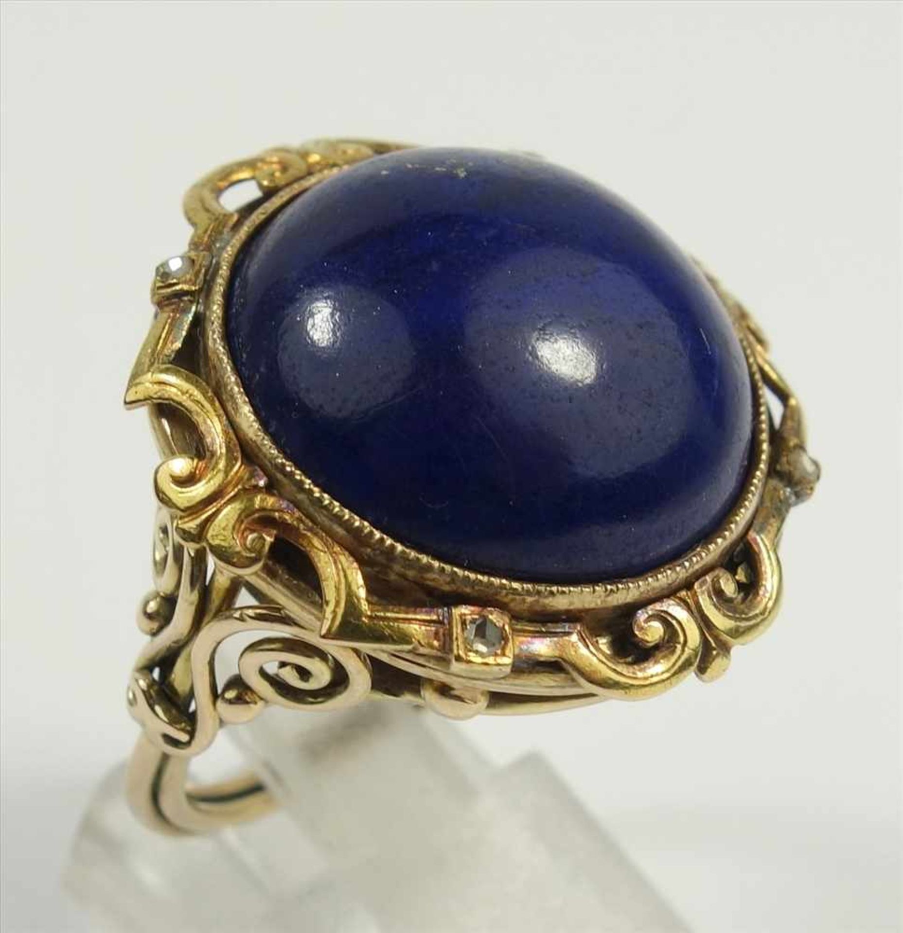 Ring mit Lapislazuli und 4 Diamantröschen, 585 Gold, um 1900, Gew,10,39g, runder Cabochon, D.ca.1, - Bild 3 aus 3