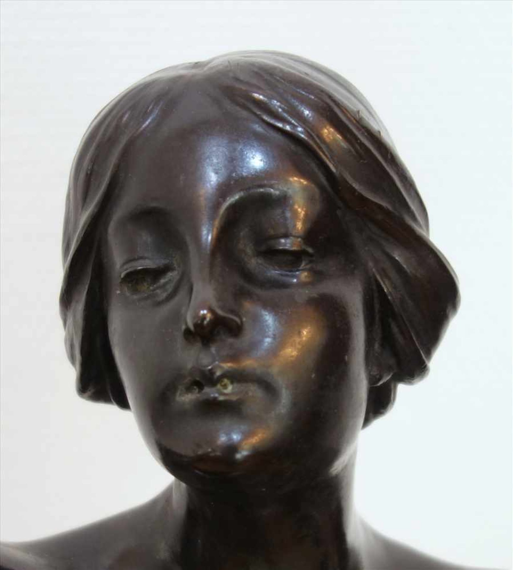 Eugen Schlipf (1869 Buchau/Württemberg - 1943 Stuttgart) "Große Schalmeienbläserin", Bronze, - Bild 6 aus 9