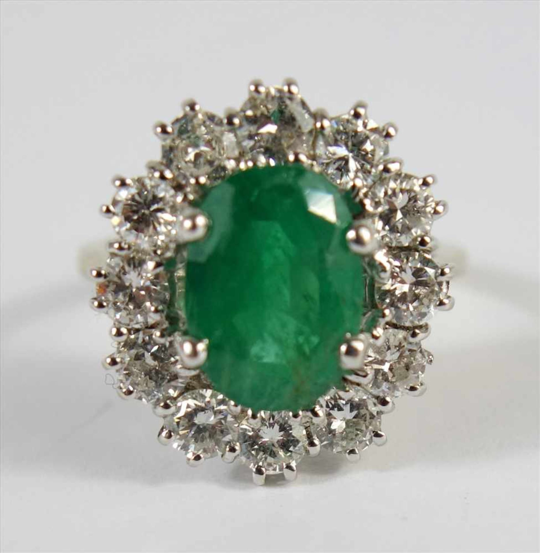 Smaragd-Dia.-Brillant-Ring, 750er Gold, Gew.6,56g, ovaler, facettierter Smaragd, leicht getrübt ( - Bild 2 aus 2
