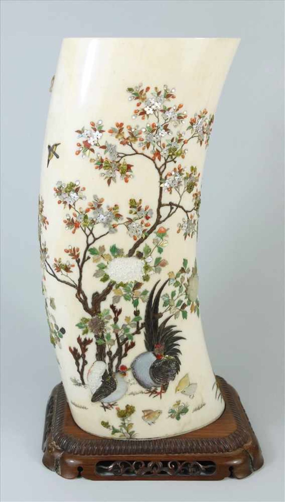 Shibayama-Vase, Japan, Meji-Zeit, um 1880, Elfenbeinsegment mit Reliefeinlagen aus Perlmutt,