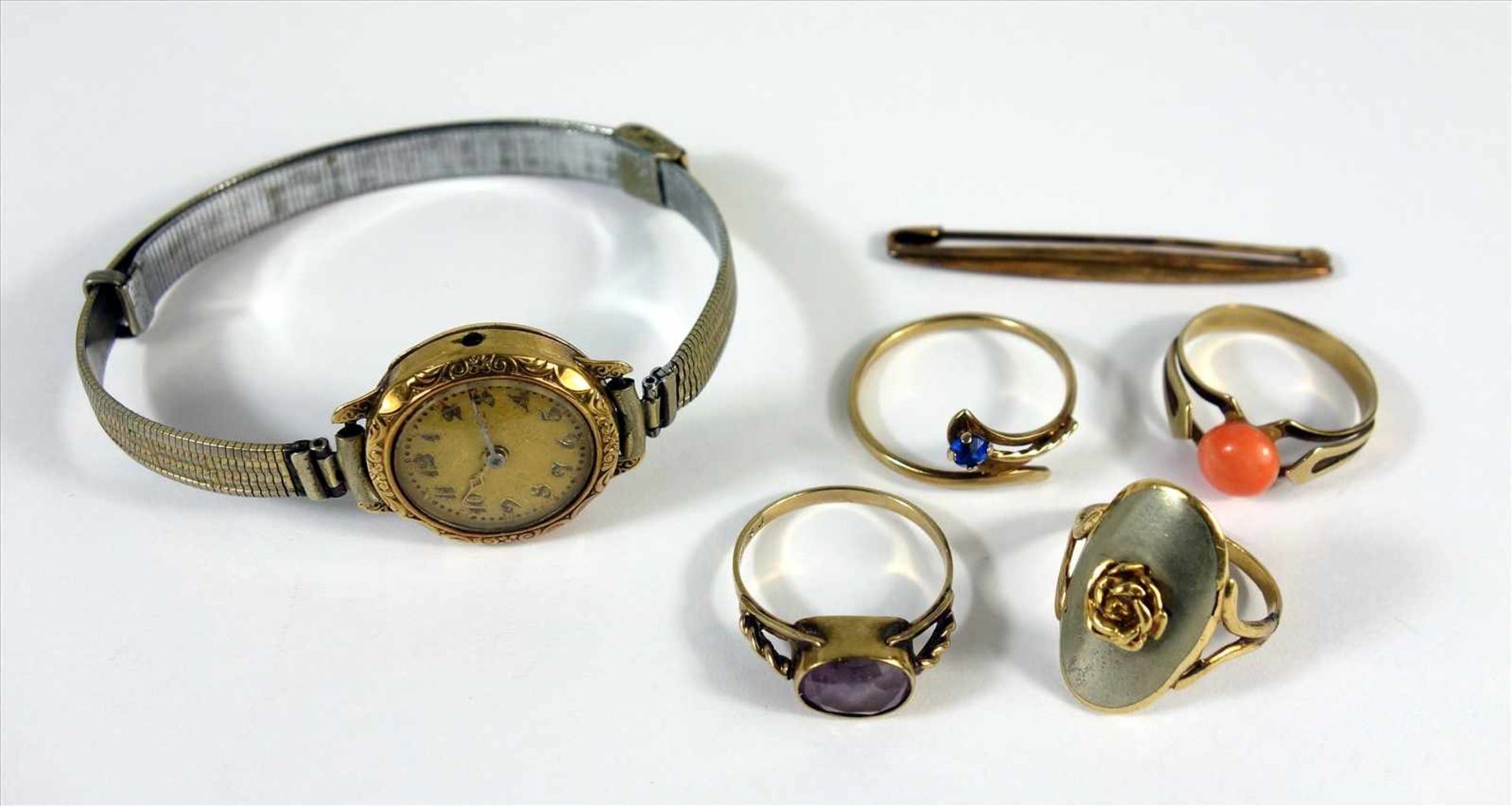 Konvolut Goldschmuck und eine Armbanduhr: 3 Ringe und 1 Brosche, 333er Au, Gesamt-Gew.6,41g; Ring,