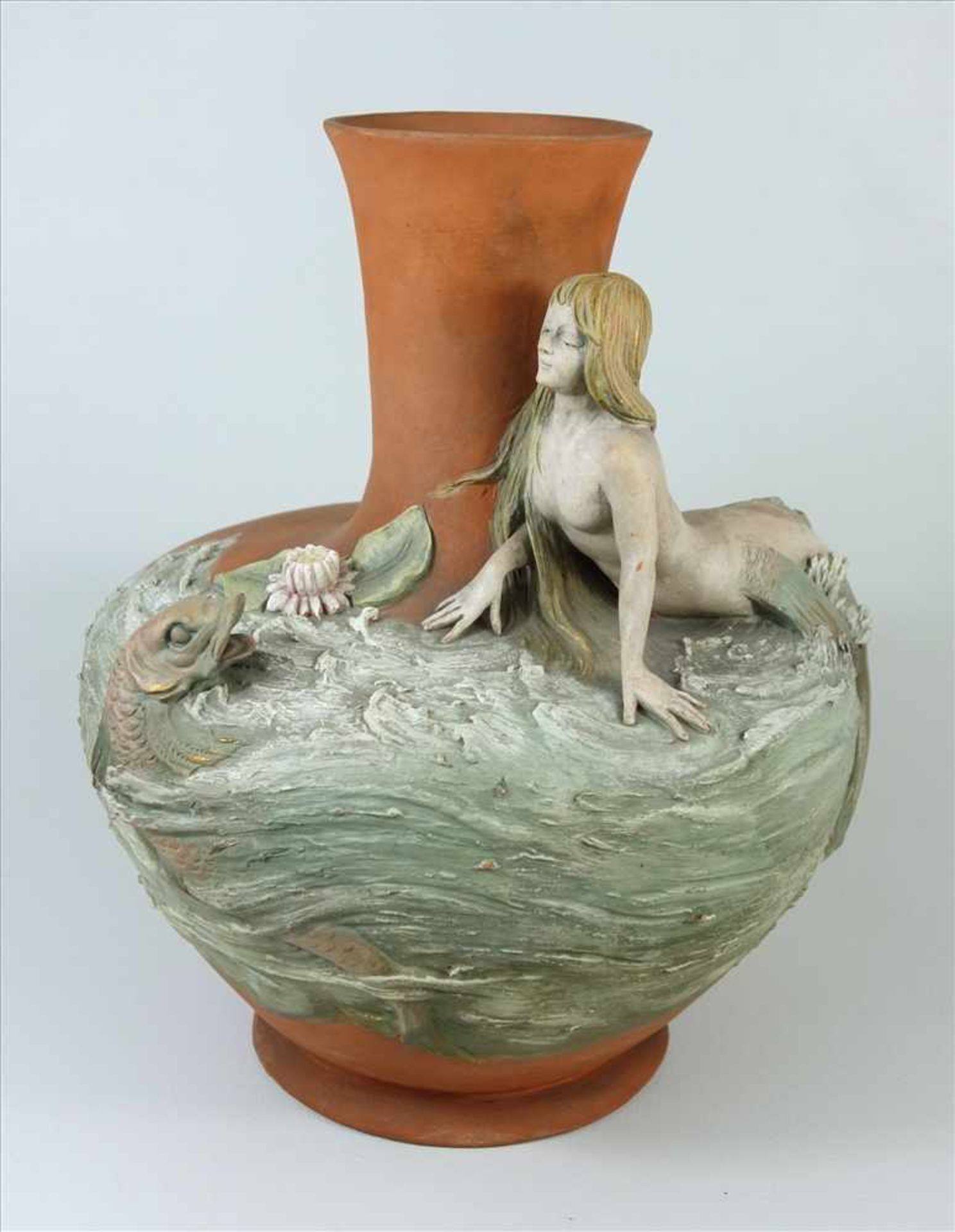 Jugendstil-Vase mit Meerjungfrau und Fisch, um 1890, Terracotta, partiell reliefierter Korpus mit