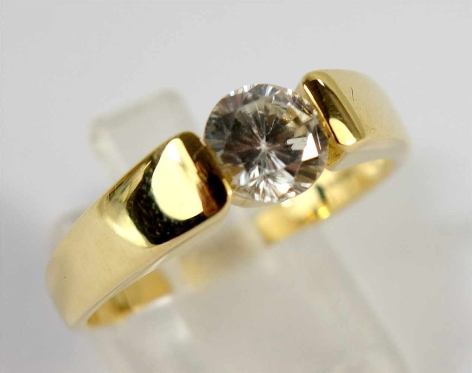 Ring mit Zirkonia, 417er Gold (10 kt), Gew.4,0g, runder, facettierter Stein, U.63