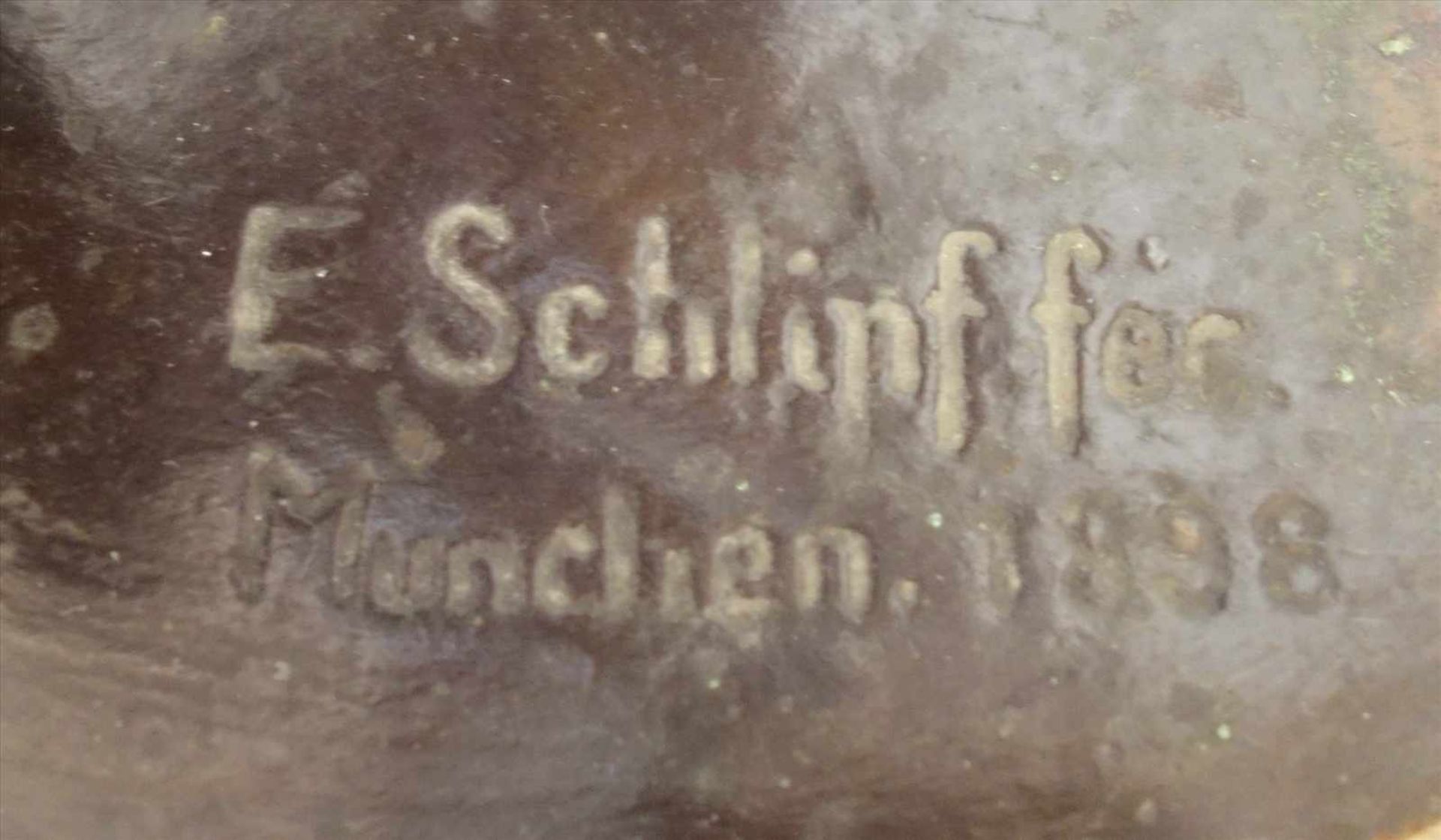 Eugen Schlipf (1869 Buchau/Württemberg - 1943 Stuttgart) "Große Schalmeienbläserin", Bronze, - Bild 5 aus 9