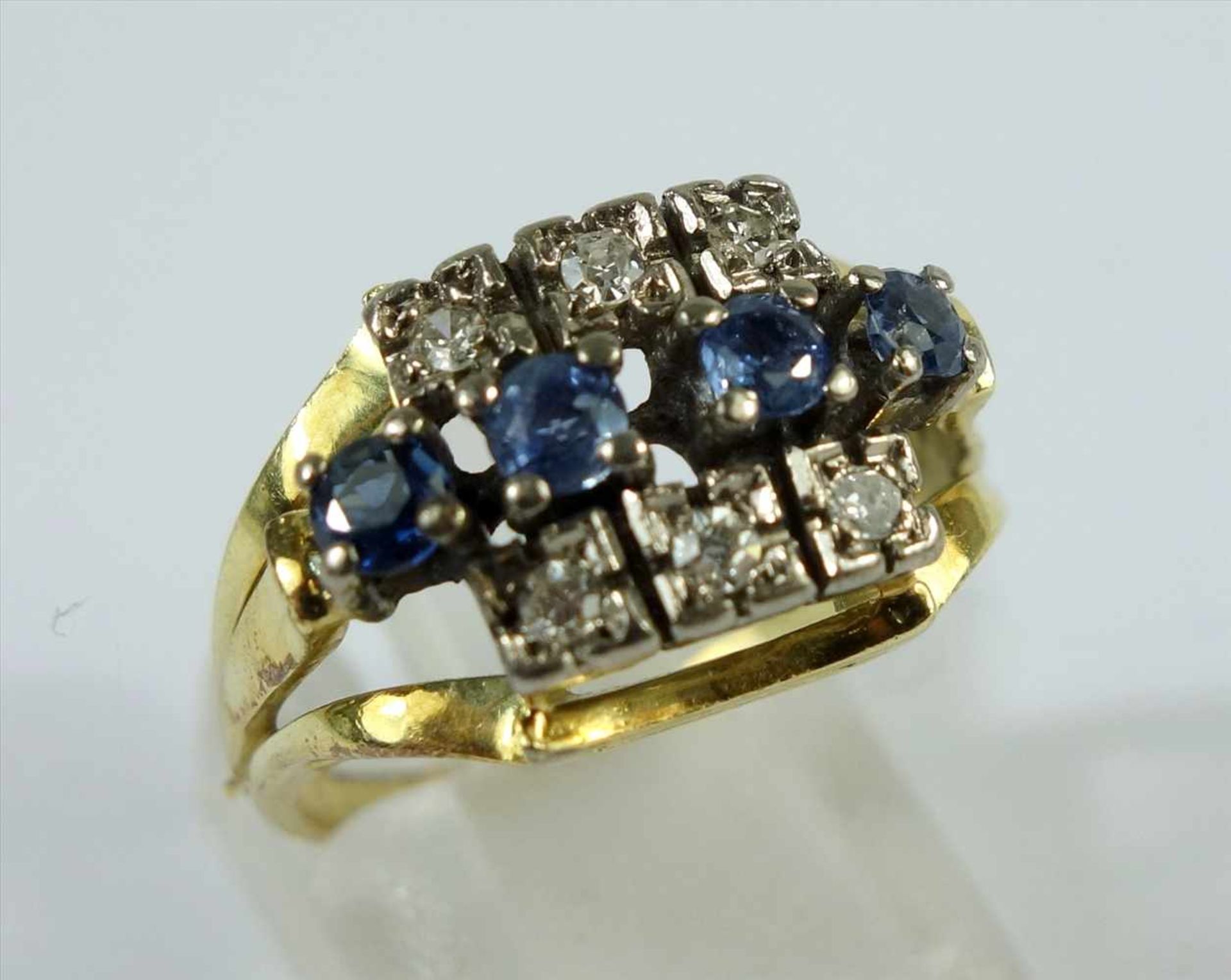 Saphir-Brillant-Ring, 585er Gelbgold, Gew.4,99g, 4 rd., facettierte Saphire zwischen jeweils 3